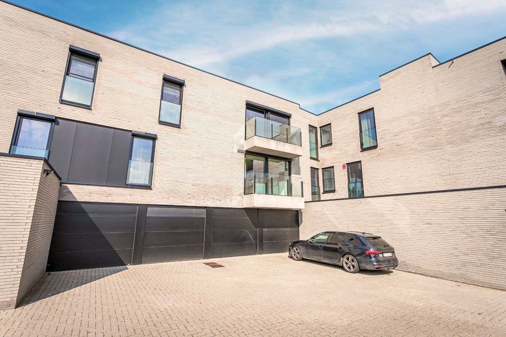 Recent, energiezuinig appartement met 2 slpks, 2 terrassen en autostaanplaats foto 2