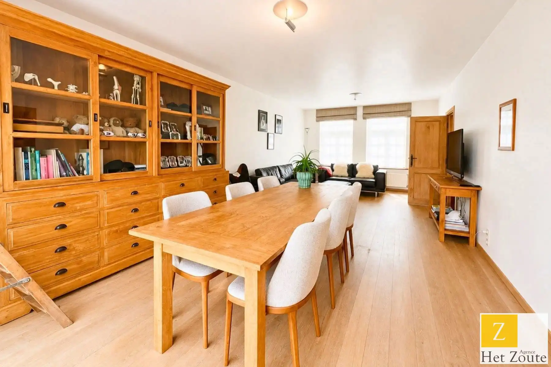 Stijlvolle halfopen woning met 4 slaapkamers foto 3