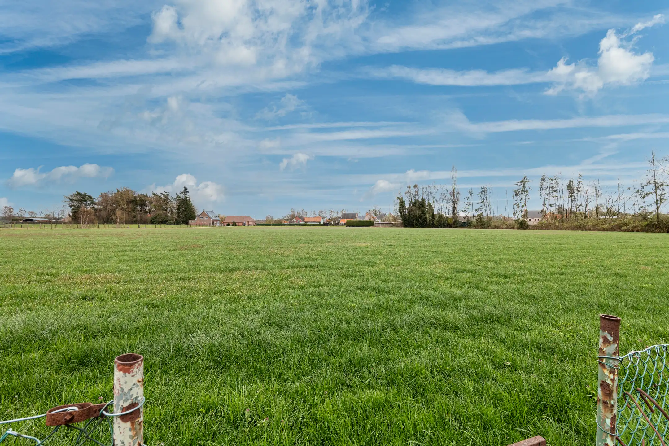  Half open woning met garage/bijgebouw op 610 m² grond. foto 11