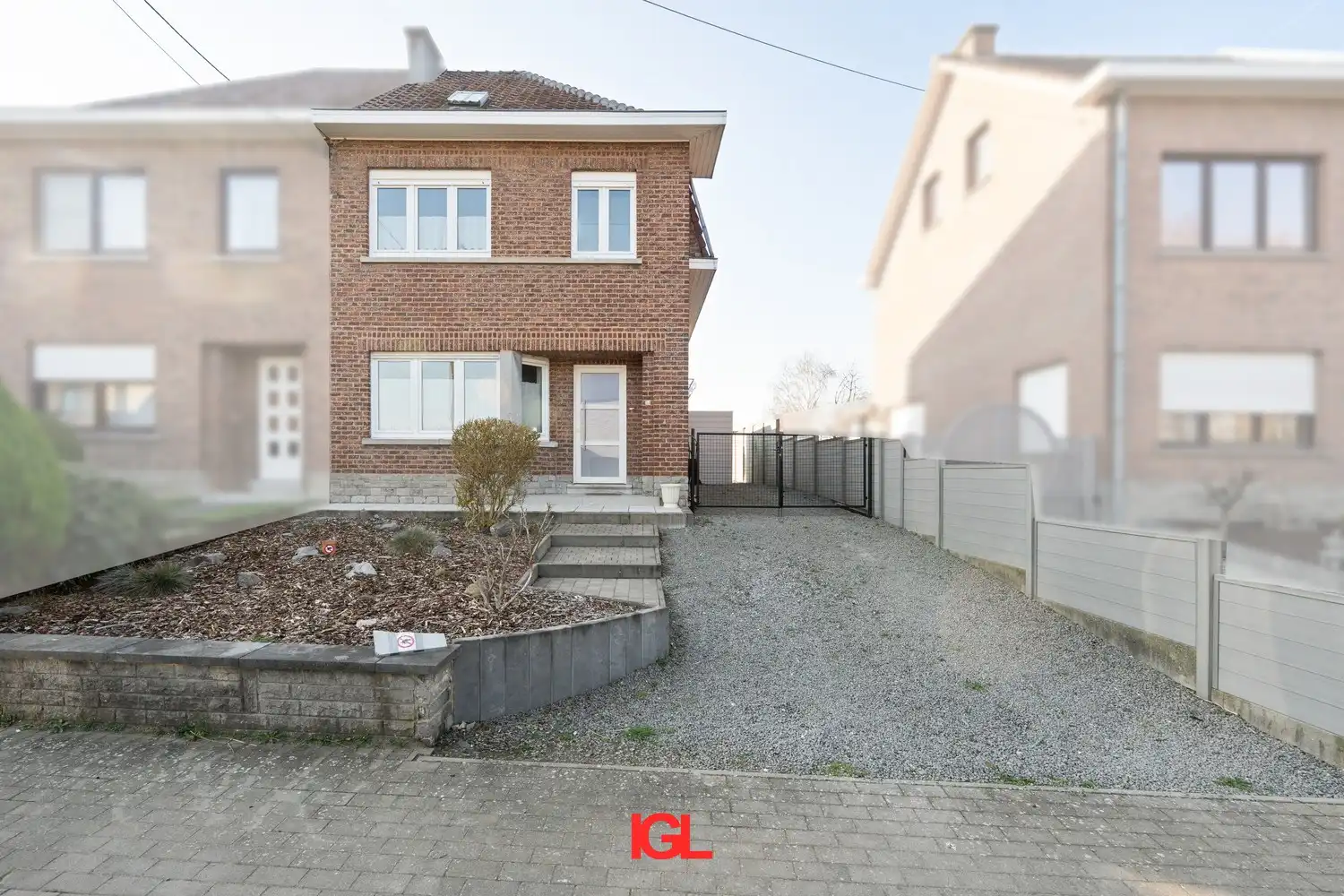 Moderne 3-gevelwoning te koop foto 2