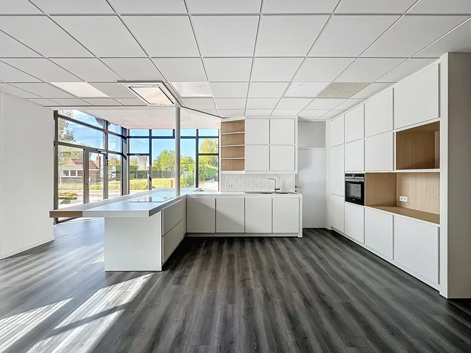 Instapklaar lichtrijk GERENOVEERD pand met mooie open kantoor/praktijkruimte en 4 aparte burelen/consultatieruimtes. foto 12