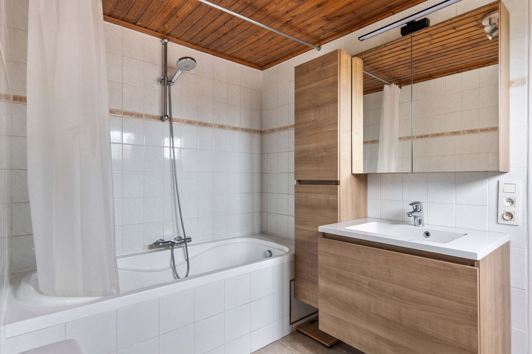 Zeer ruime 5-slpk woning te Sint-Kruis! foto 8