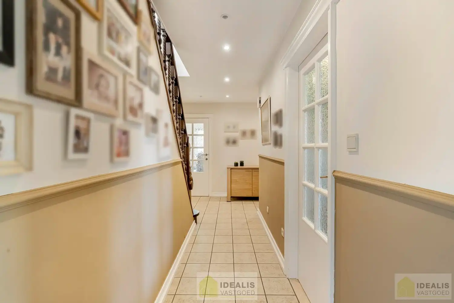 IDEALIS VASTGOED – ROYALE, INSTAPKLARE EN ZEER GOED ONDERHOUDEN GEZINSWONING OP EEN RUIM EN RUSTIG PERCEEL VAN 44A 33CA MET 5 KNAPPE SLAAPKAMERS, HEERLIJKE VERANDA, VRIJSTAANDE GARAGE EN 32 ZONNEPANELEN MÉT CERTIFICATEN ÉN ZONNEBOILER - De woning omvat maar liefst +- 265m² bewoonbare oppervlakte met ruime woonkamer, uitgeruste keuken, 5 slaapkamers, badkamer, vrijstaande garage én 32 zonnepanelen. De woning is rustig gelegen op een perceel met een opp. van 44a 33ca. foto 25