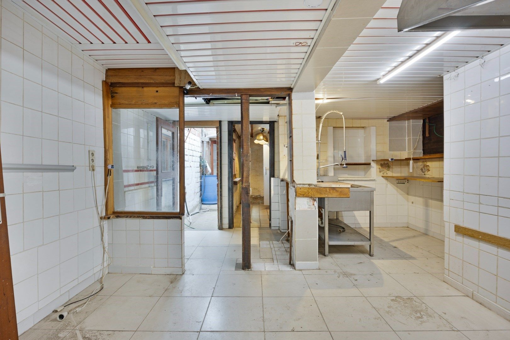 Halfopen hoekwoning met garage en dakterras op toplocatie in Kessel-Lo – renovatieproject met veel potentieel foto 8