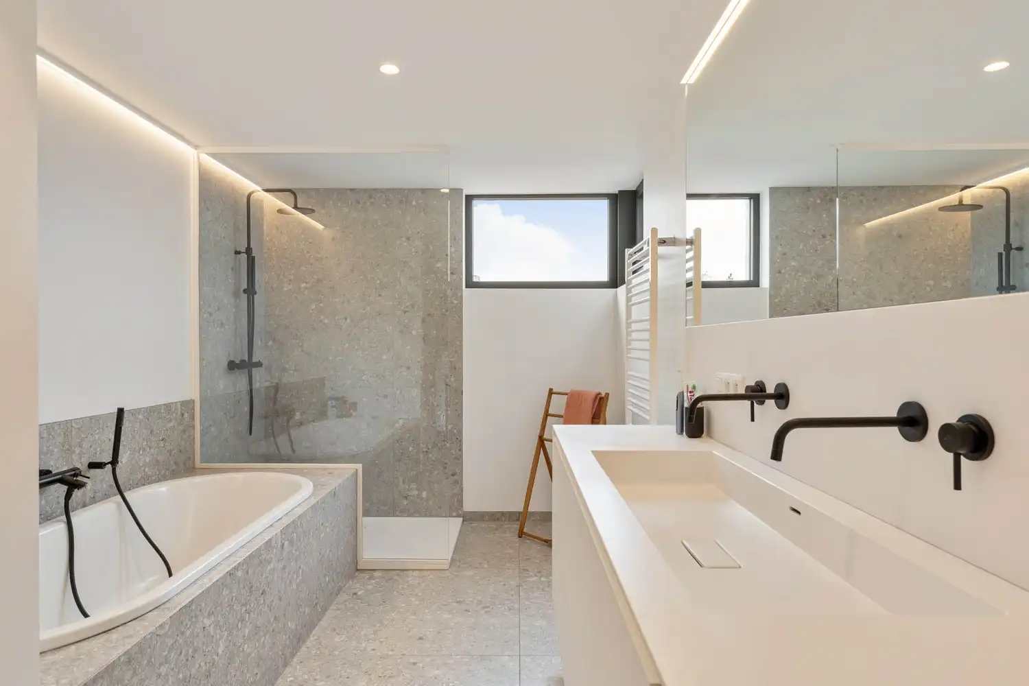 Prachtig gerenoveerd en energiezuinig herenhuis met 5 slaapkamers, 2 badkamers en een tuin op een toplocatie nabij het station van Leuven! foto 24