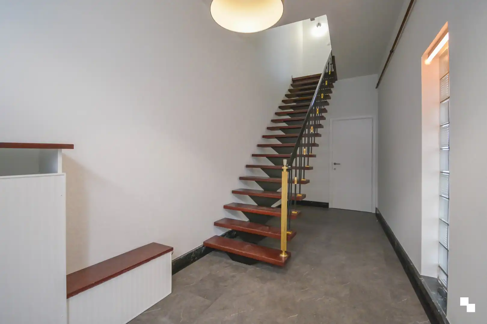 Ruime bel-etagewoning in hartje Izegem foto 3