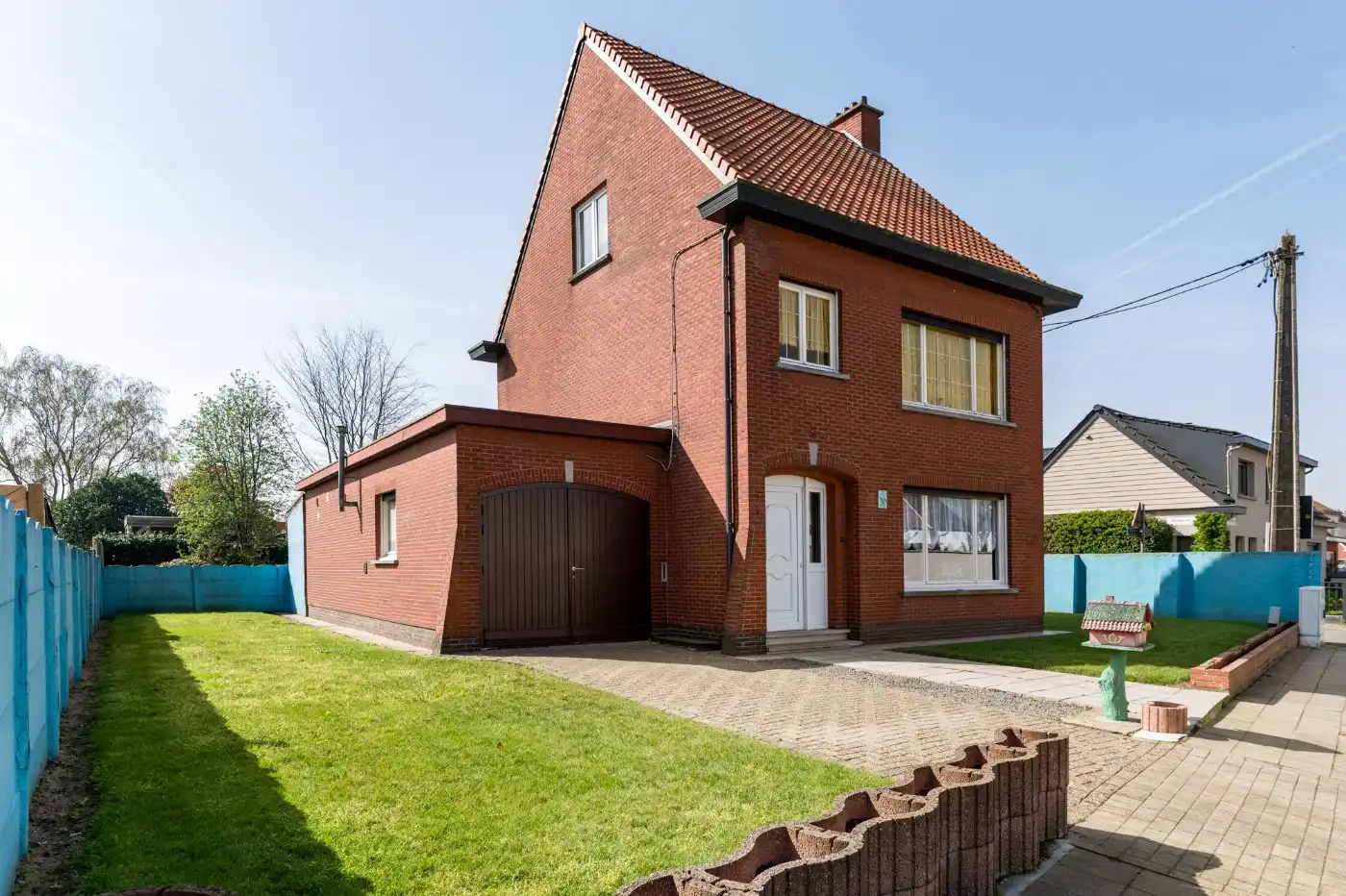 Hoofdfoto van de publicatie: Vrijstaande, te renoveren woning met 3 à 4 slpk., garage en zuid-tuin
