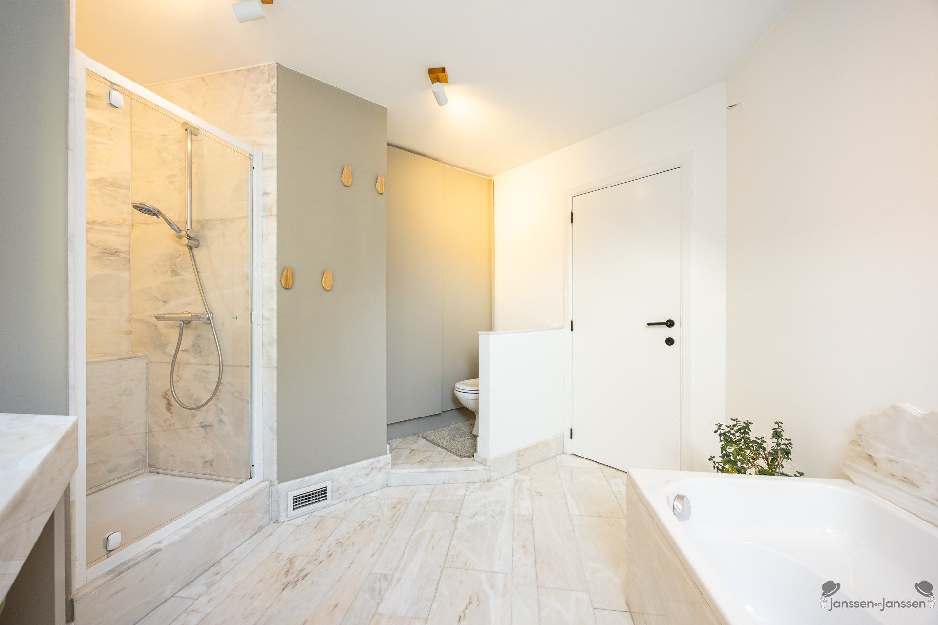 Lichtrijke, top-onderhouden woning in een doodlopende straat in hartje Sint-Job foto 22