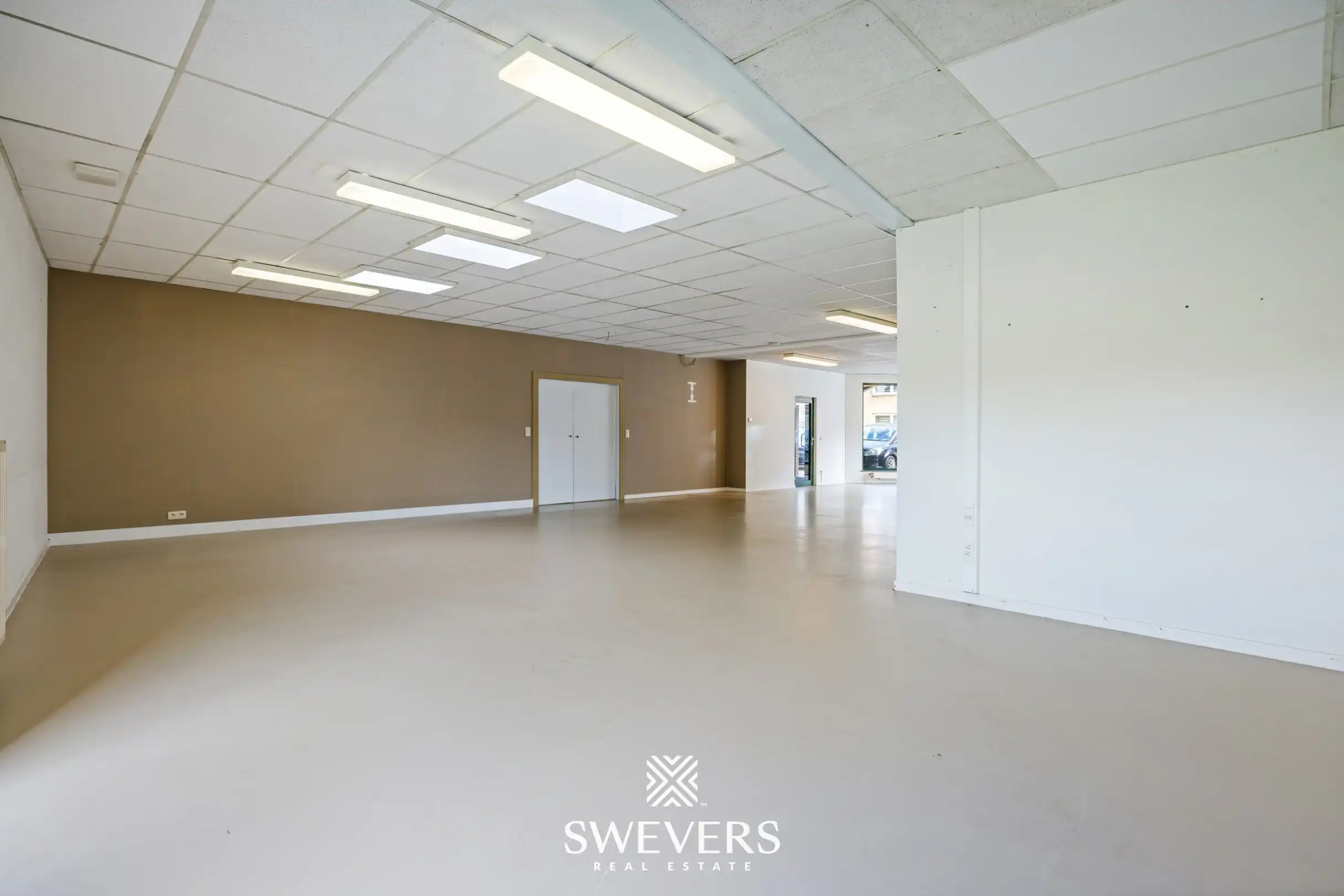 Commerciële gelijkvloerse ruimte met flexibele bovenverdieping voor kantoor of opslag foto 8