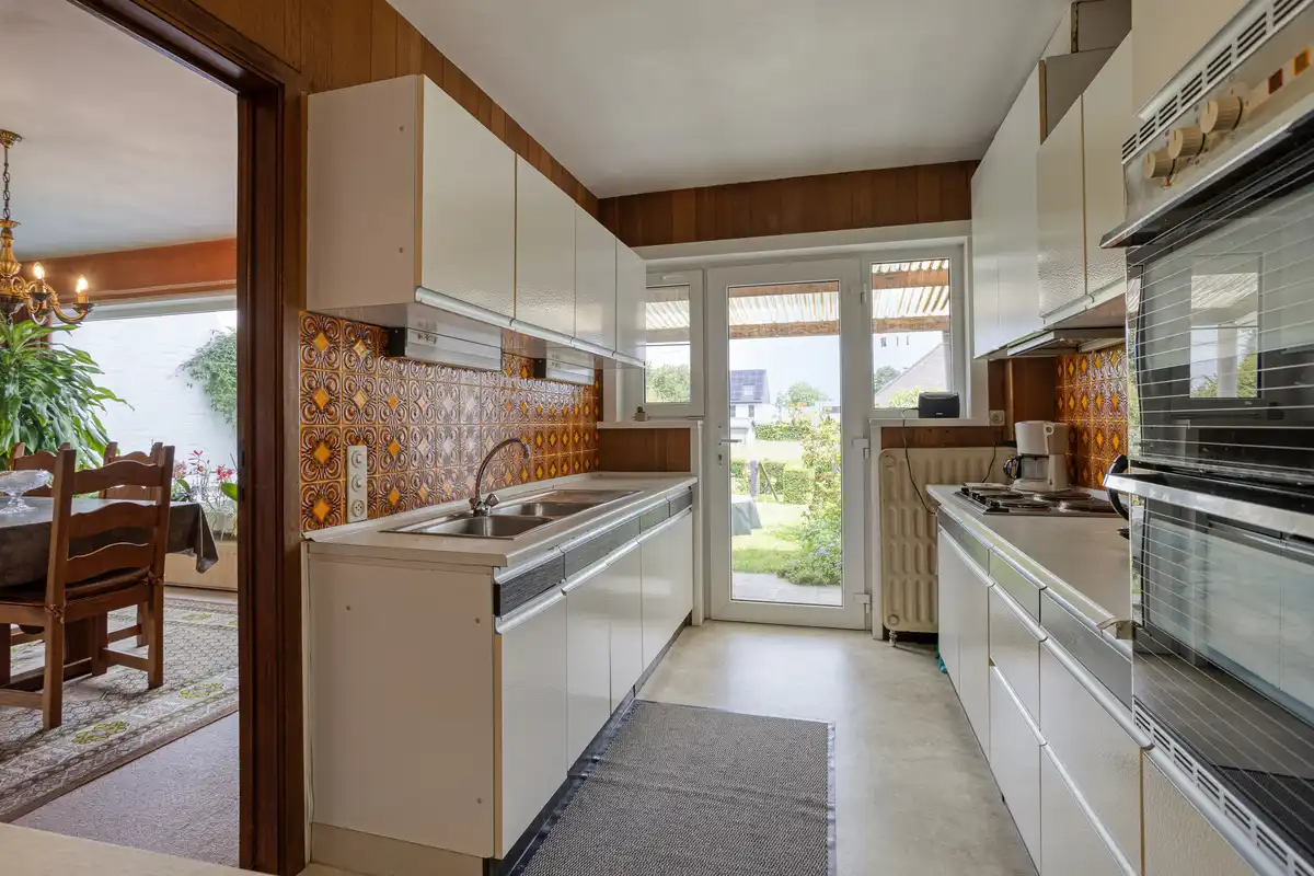 Te verfraaien woning - ruime tuin en garage foto 9