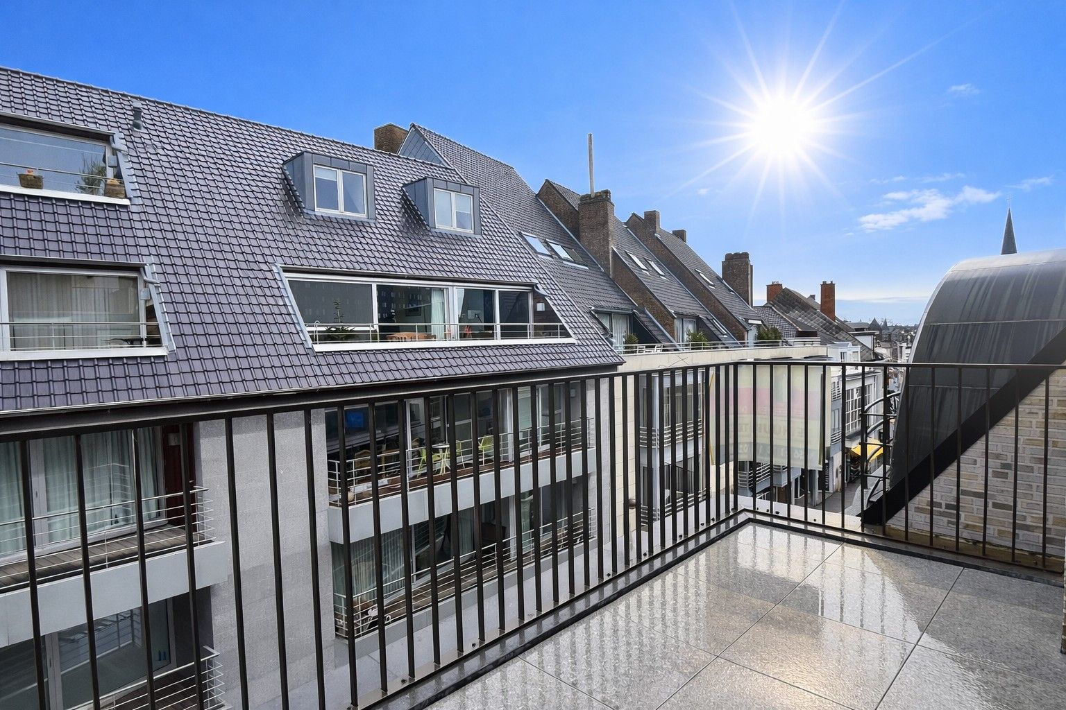 TE HUUR: Nieuwbouwappartement met 2 slaapkamers en dubbele terrassen foto 4