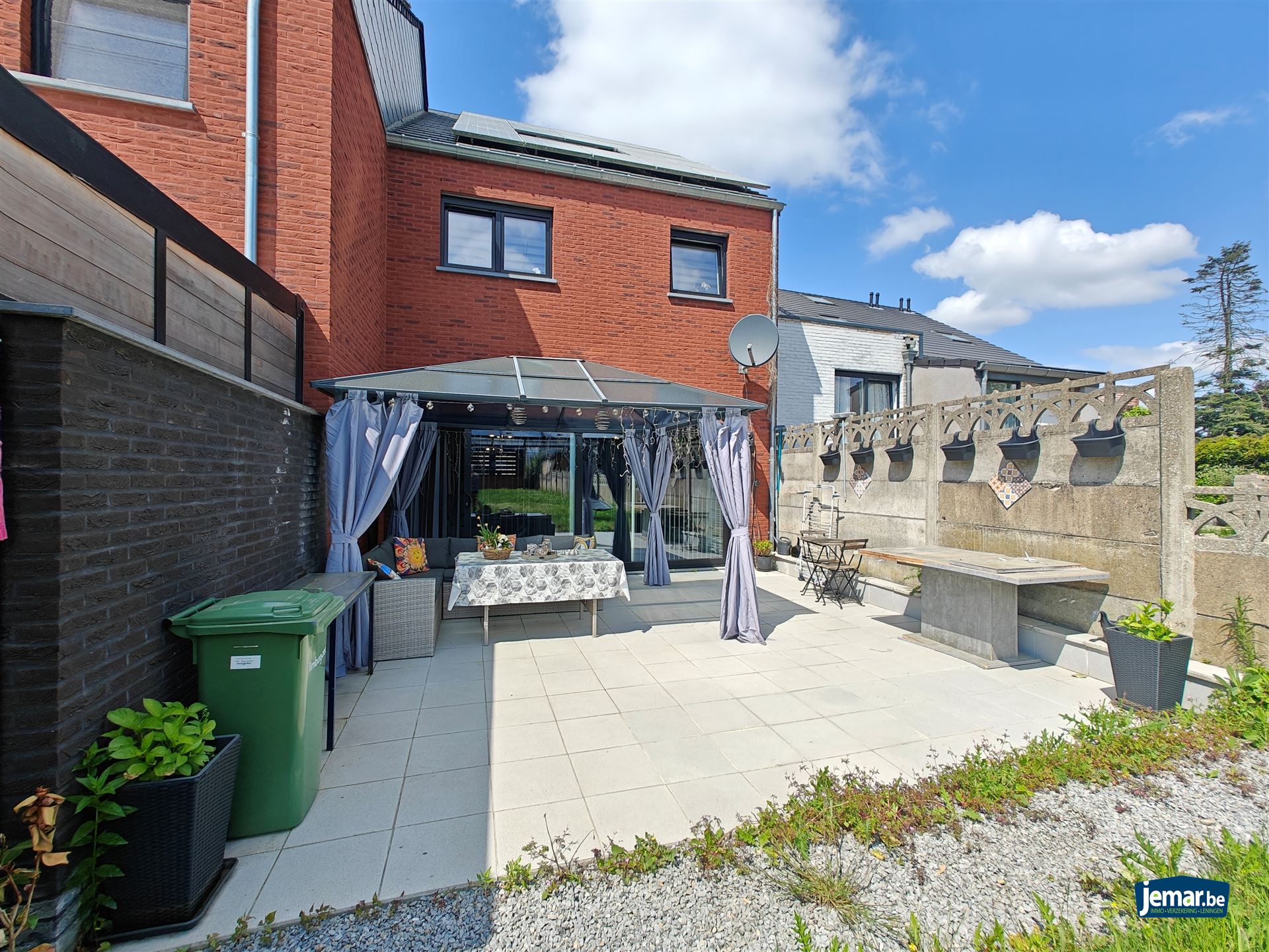 Woning met 5 slaapkamers, 2 badkamers en een grote garage foto 2