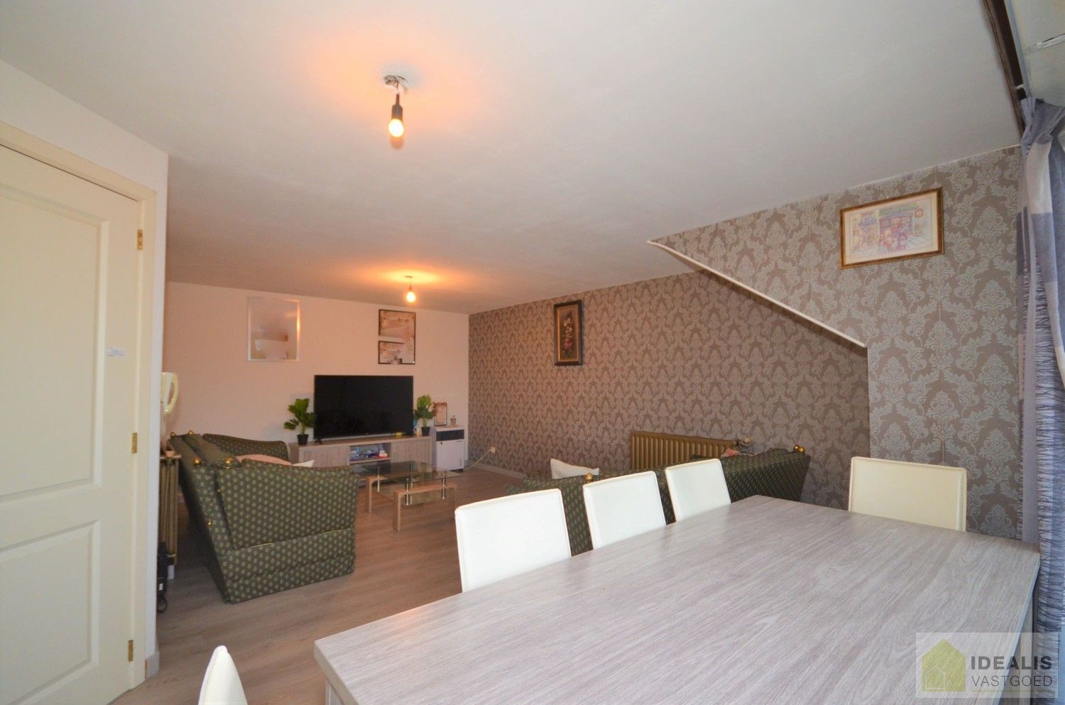 APPARTEMENT OP 2de  VERDIEP MET RUIM 80M² BEWOONBARE OPPERVLAKTE, 2 SLAAPKAMERS EN INPANDIGE GARAGE IN HET HARTJE VAN BOCHOLT foto 3