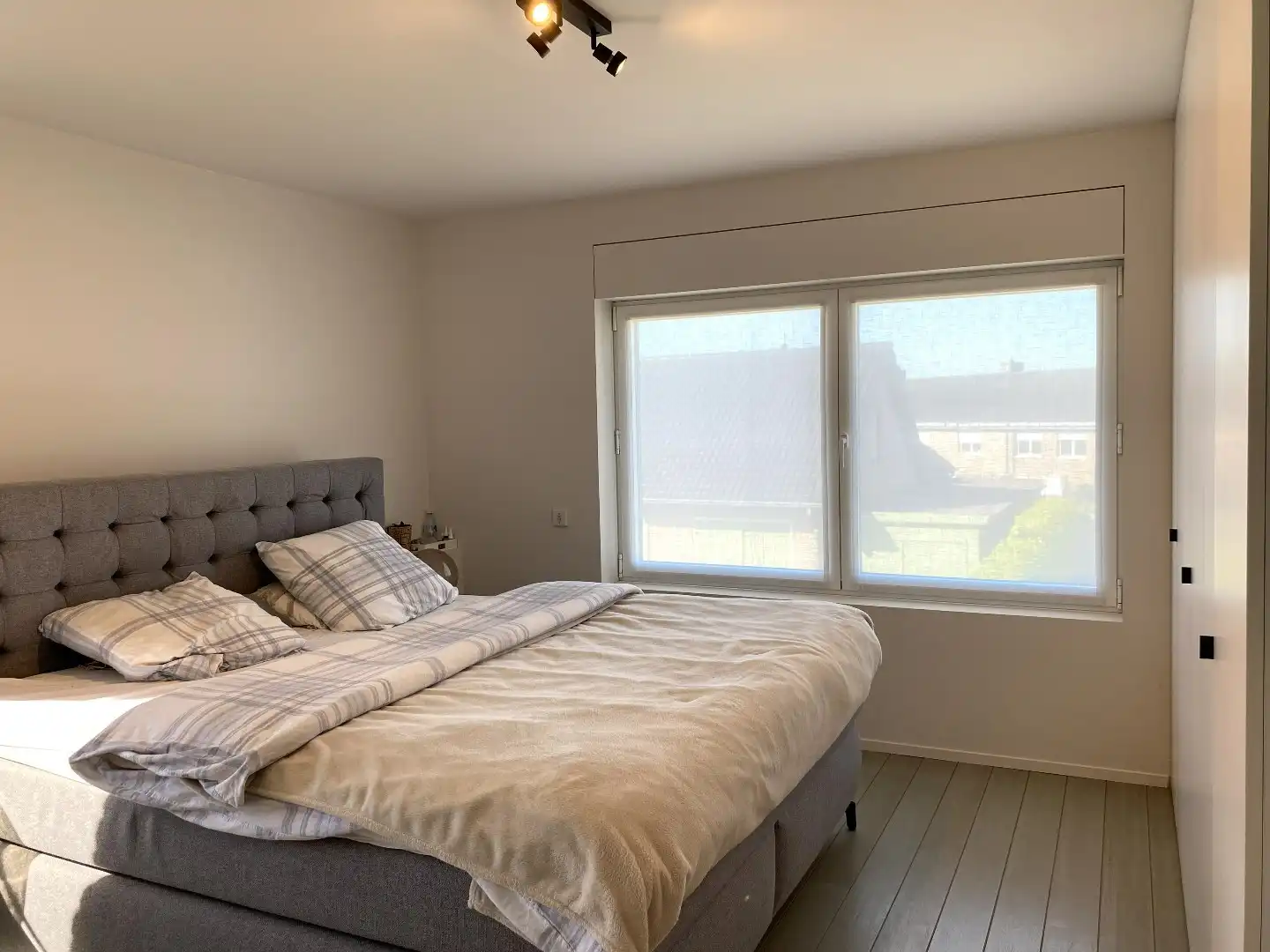 INSTAPKLAAR DUPLEX-APPARTEMENT MET 2 SLAAPKAMERS | BUREEL EN STAANPLAATS foto 3