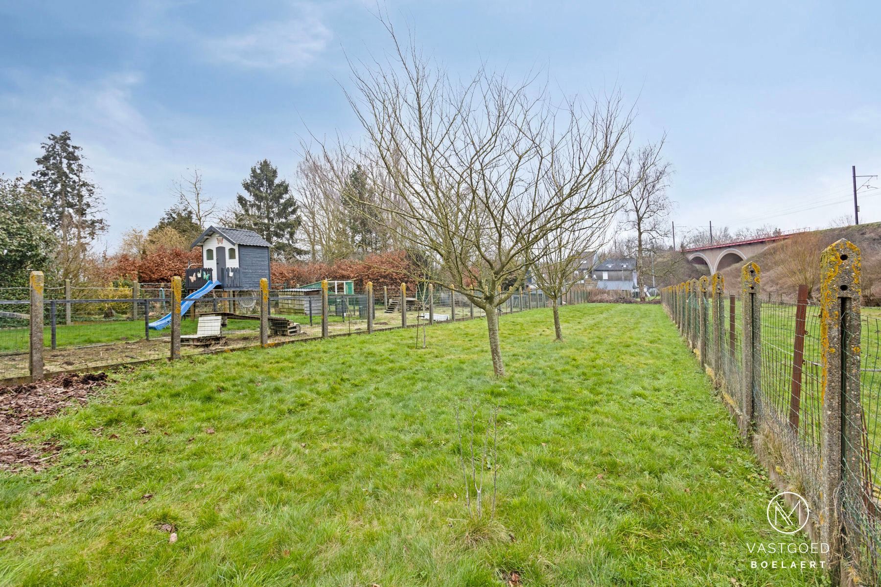 Gezinswoning met grote tuin en garage foto 26