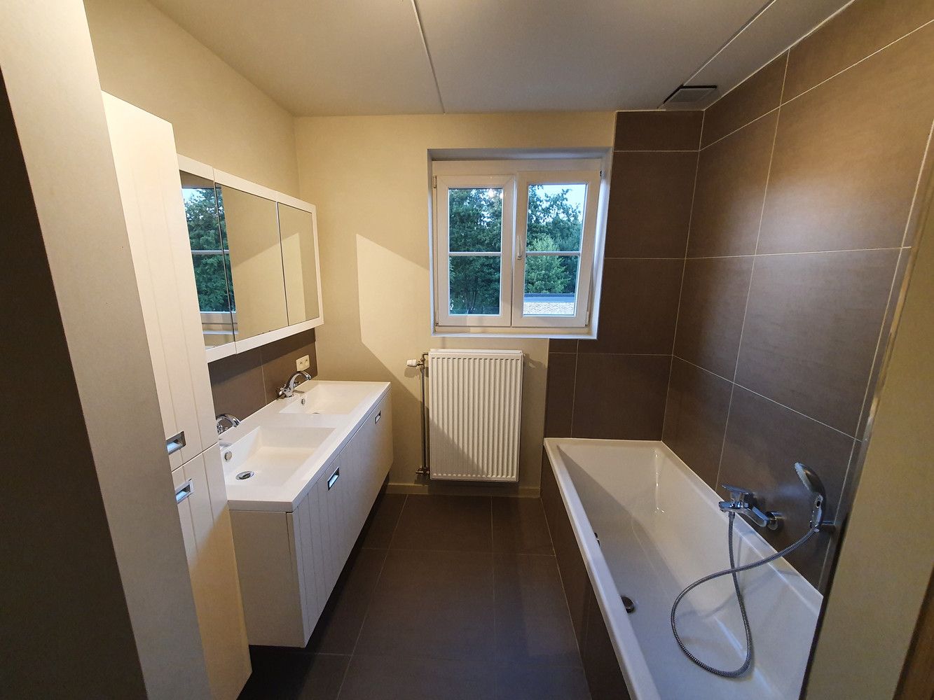 Kwalitatieve, ruime pastorijwoning op 4a50, 4 ruime slpk, bad en douche. Dubbele garage. foto 12