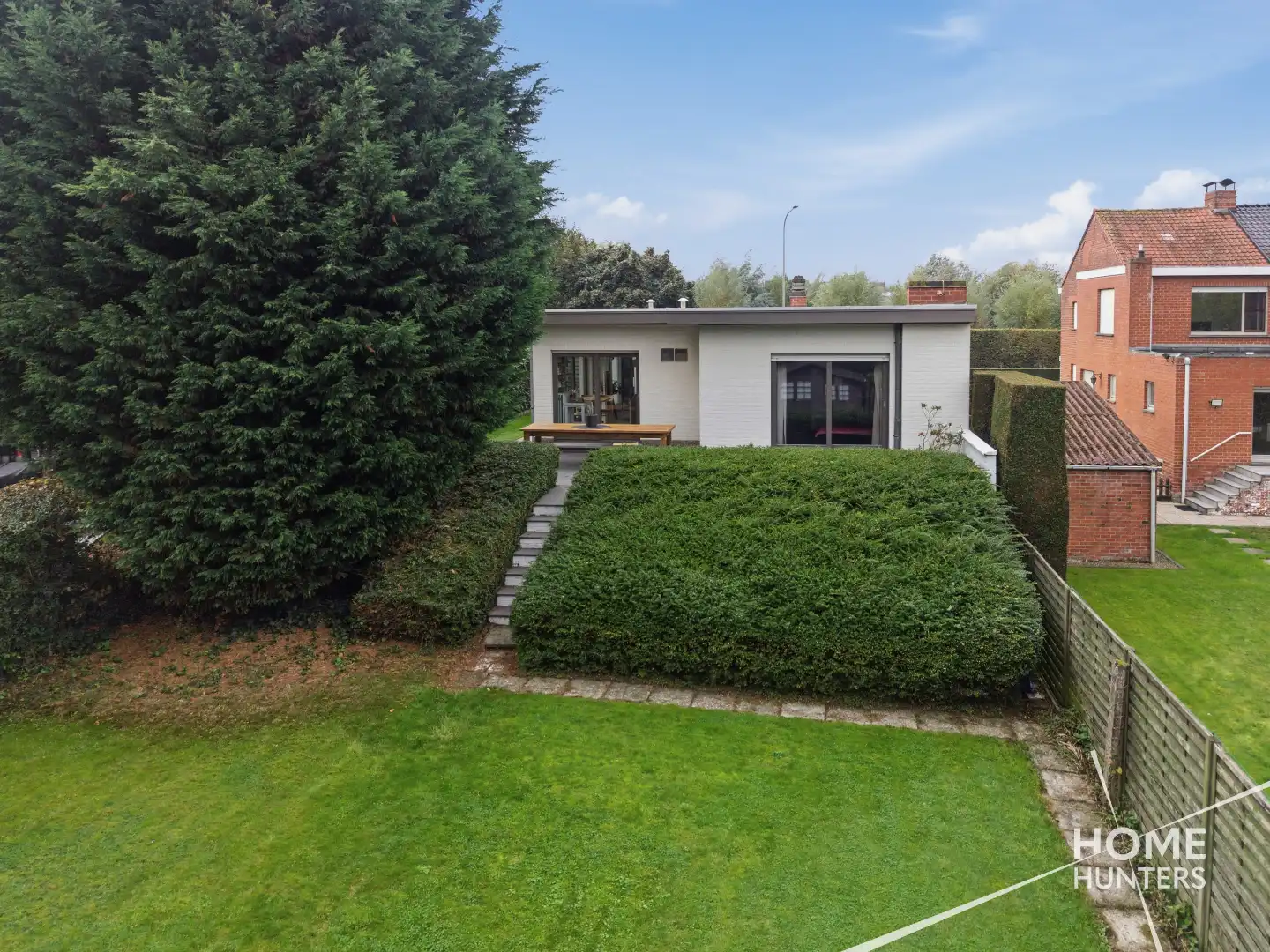 RUSTIG GELEGEN BUNGALOW MET RUIME TUIN EN VEELZIJDIGE KELDERRUIMTE foto 2