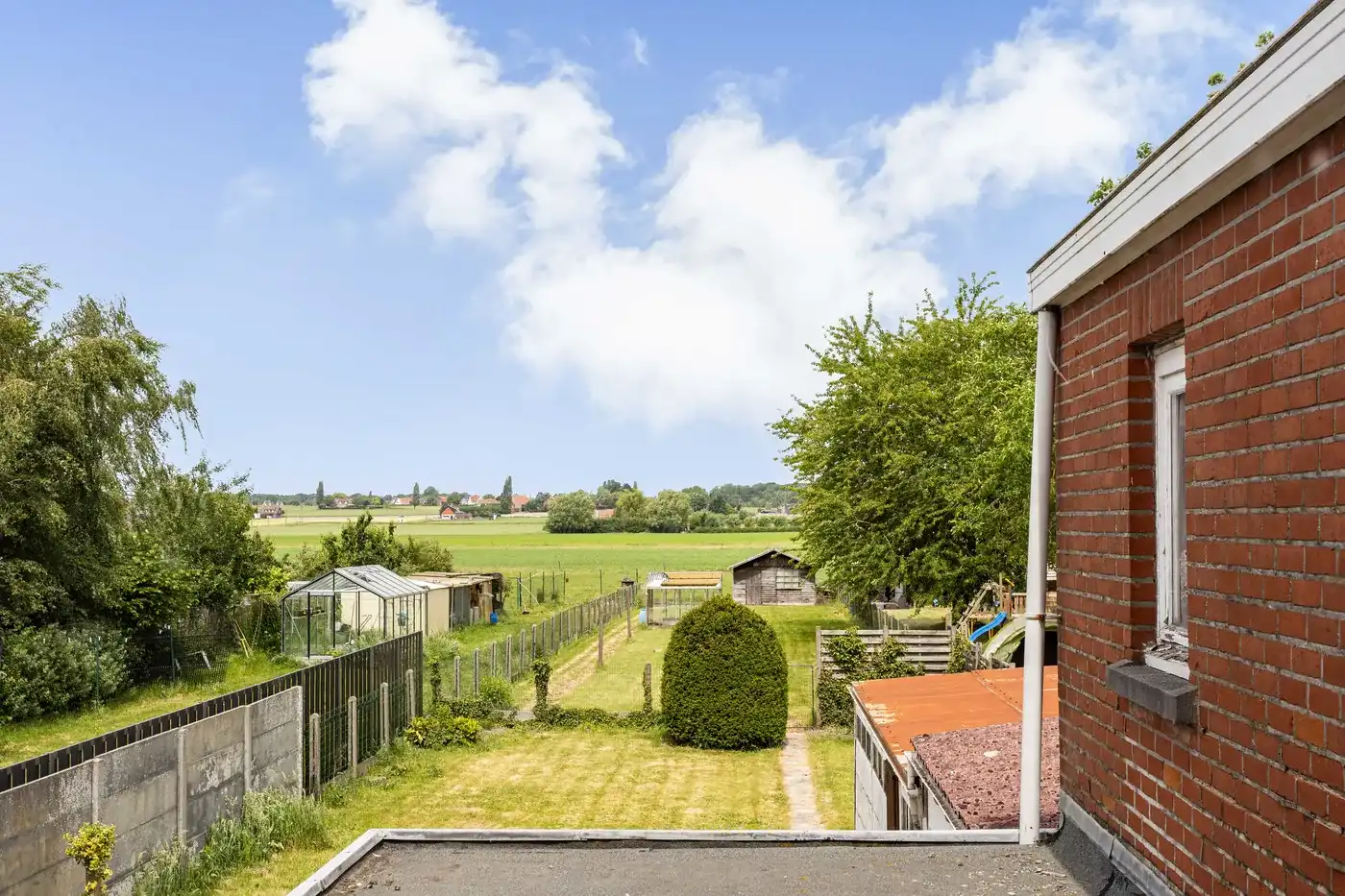 Gezinswoning met garage en grote tuin in Gullegem foto 18