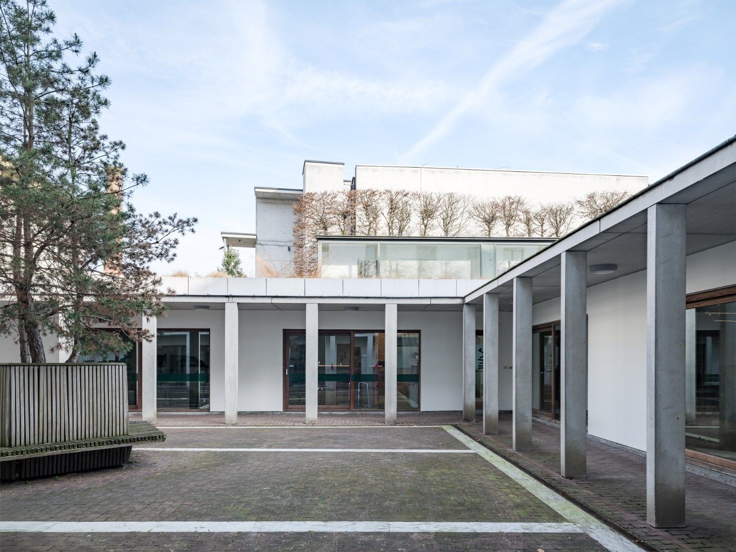 Ruim commercieel kantoor/praktijkruimte langsheen de Coupure uit 1997 met 205 m² bruikbare oppervlakte