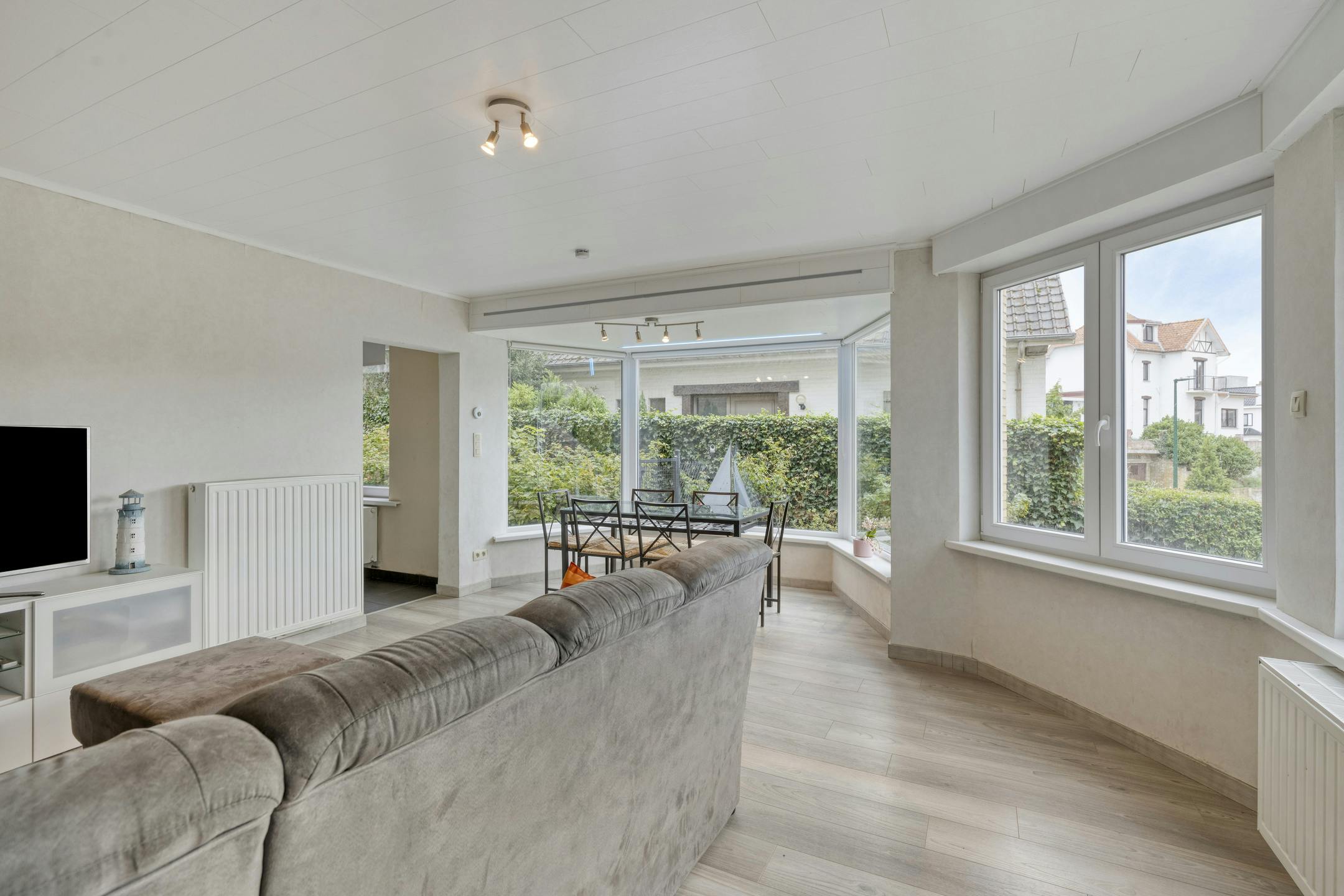 Gerenoveerd appartement (93m²) met zeer ruime tuin te De Panne foto 4