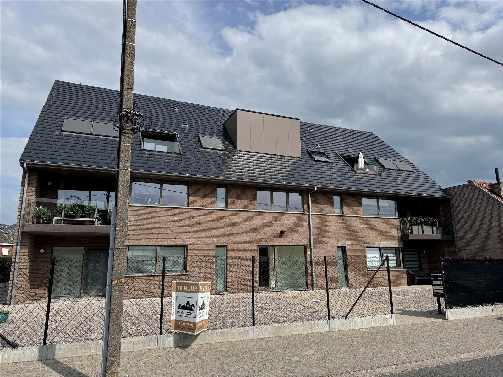 Schitterend 2 slaapkamer appartement met staanplaats en carport. foto 1