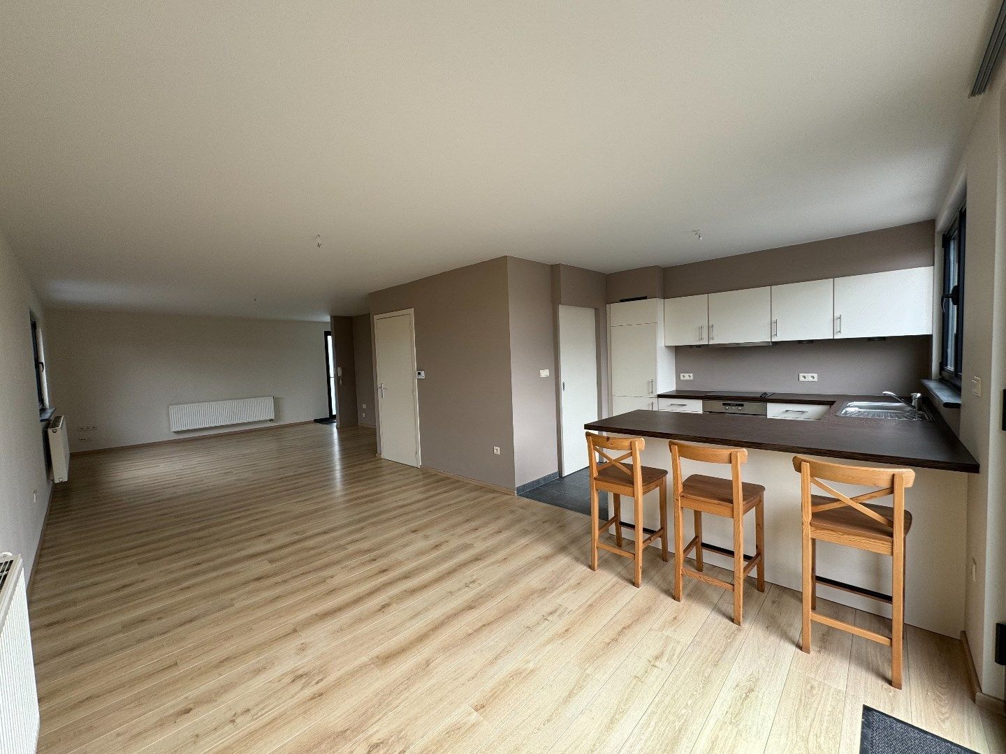 Duplex appartement met 3 slaapkamers en 2 autostaanplaatsen in hartje Beringen foto 4
