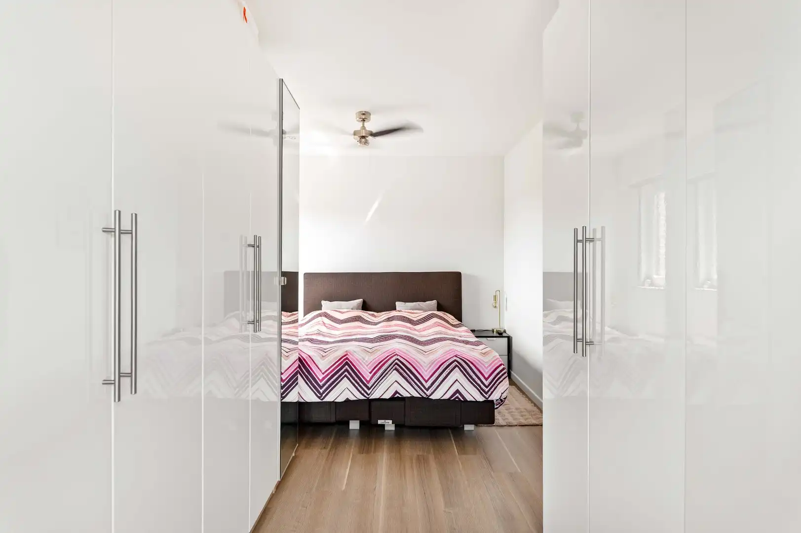 Gerenoveerd 2 slaapkamer hoekapp.  met terras en garage foto 9