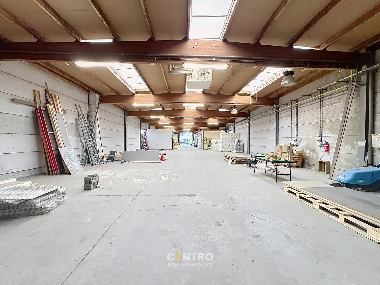 Strategisch gelegen BEDRIJFSPAND met magazijn, kantoren, verhuurd appartement & perceel bouwgrond (villa-bouw) nabij autosnelwegen te 8000 Brugge foto 19