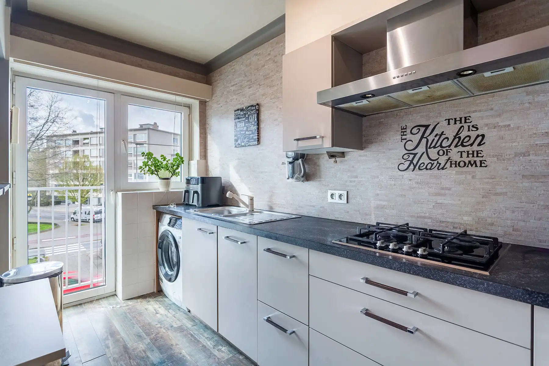 Merksem - Ruim instapklaar 2 slpk app. met terras en P foto 5