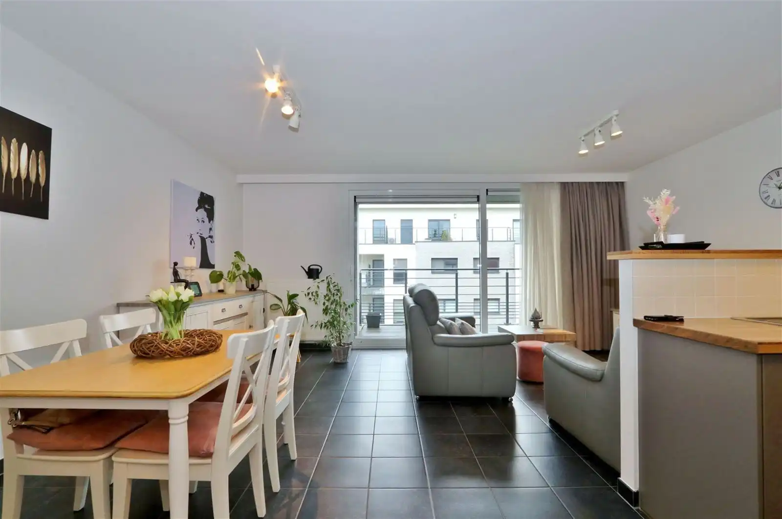 Appartement 3de verdieping met 2 slaapkamers, terras en staanplaats foto 3
