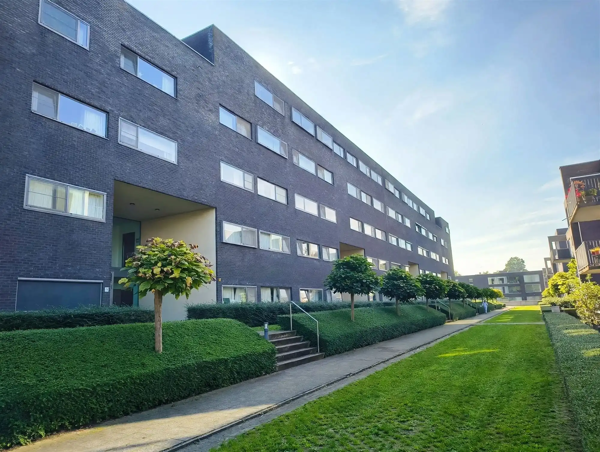 Wonen met klasse in dit appartement aan de waterkant. Met 2 slaapkamers, groot terras, autostaanplaats ondergronds. foto 2
