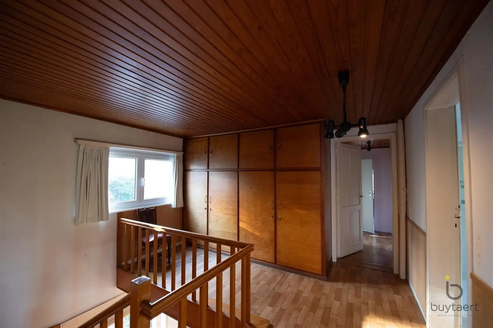 Veel renovatiepotentieel in ruime rustig gelegen familiewoning midden in het groen! foto 33