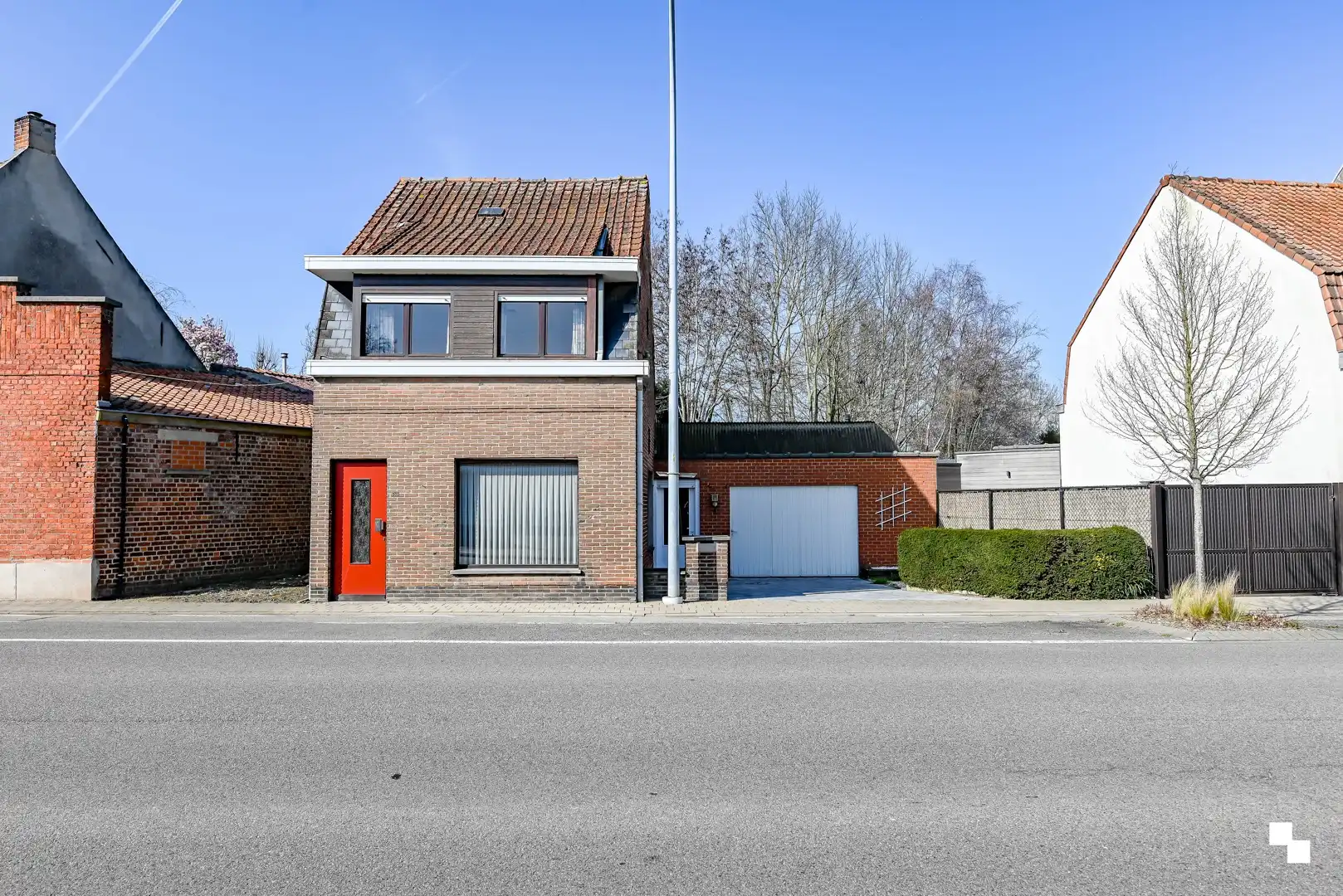 Hoofdfoto van de publicatie: Totaal te renoveren woning met riante garage te Bosmolens