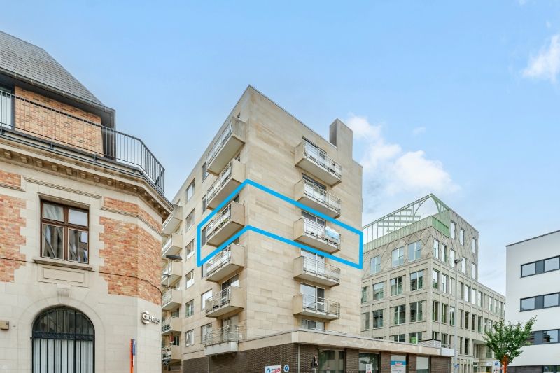 Roeselare-stadskern. Verzorgd twee-slaapkamerappartement met 3 terrassen, zuidelijk gelegen, 89m2 woonplezier. Aparte ondergrondse autostaanplaats mogelijk. foto {{pictureIndex}}