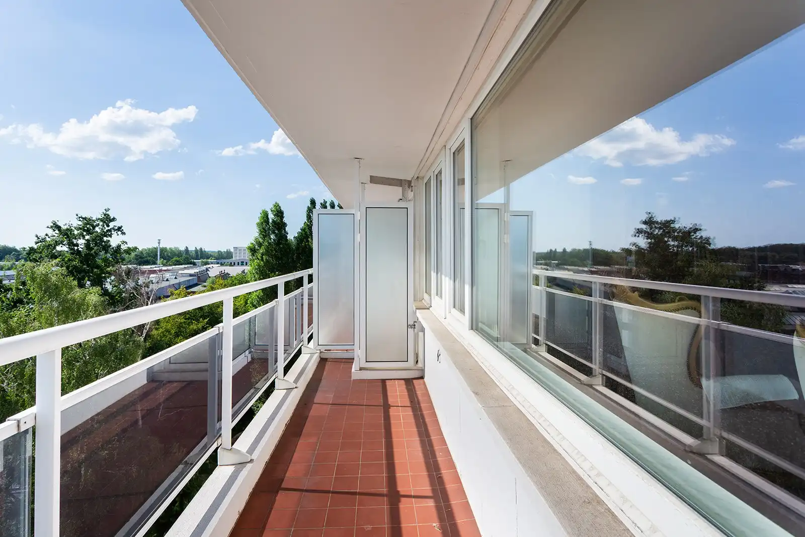 Ruim appartement met 2 slaapkamers, 2 terrassen en garage foto {{pictureIndex}}