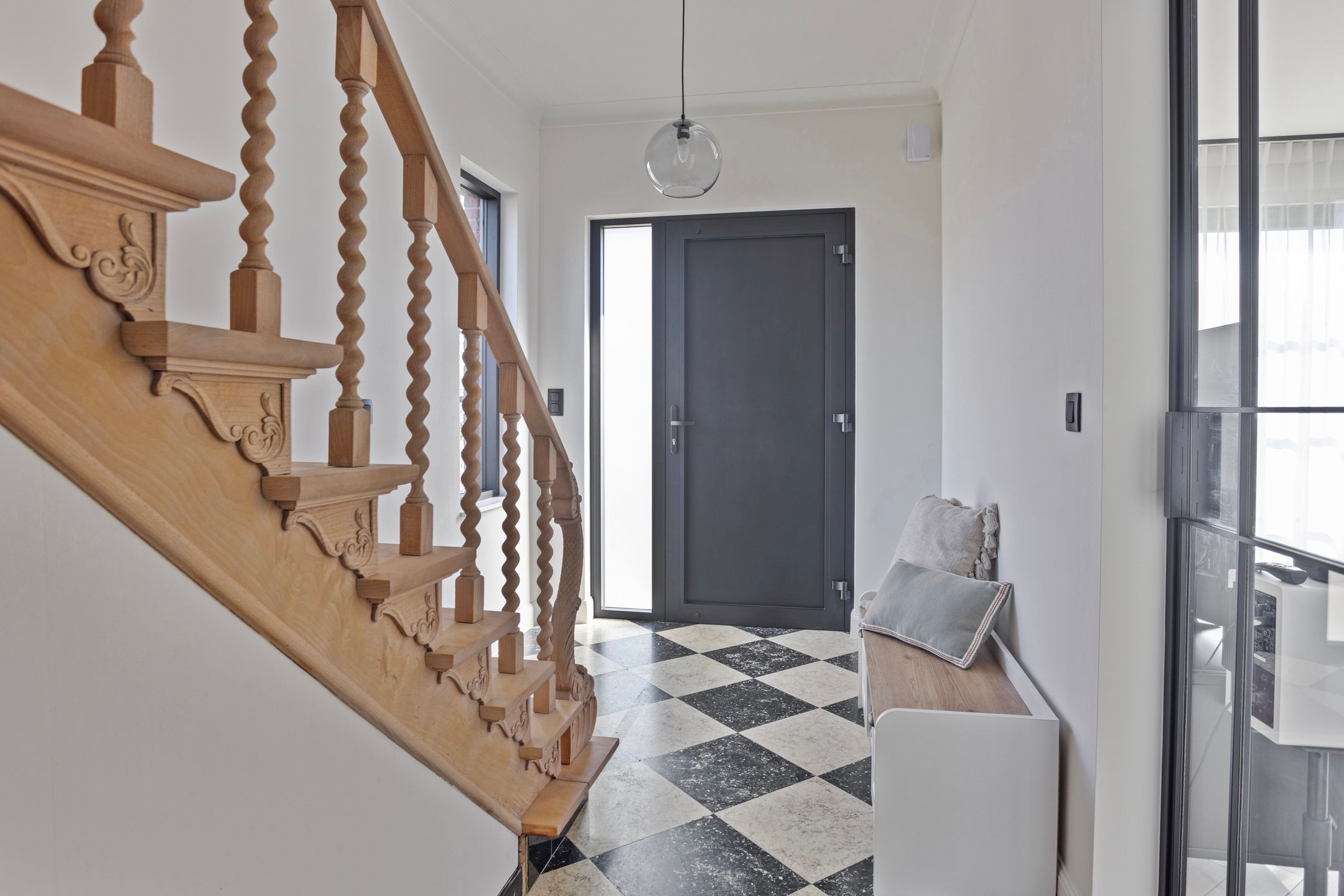 Prachtig gerenoveerde hoekwoning foto 3
