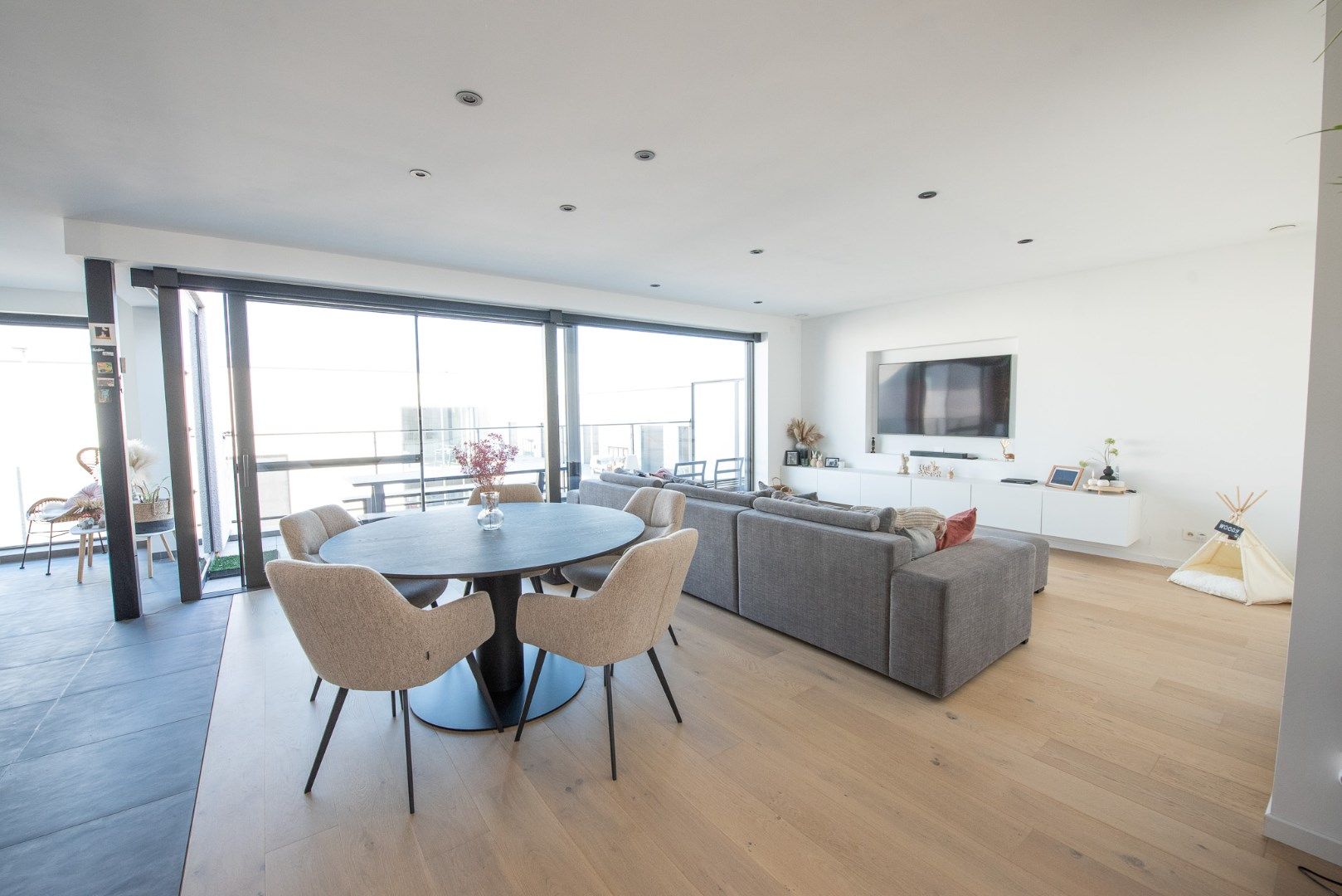 Te Koop in het Saspark te Ooigem: Nieuwbouw KMO-unit (240m²) met prachtige loft (135m²) met zonneterras! foto 2