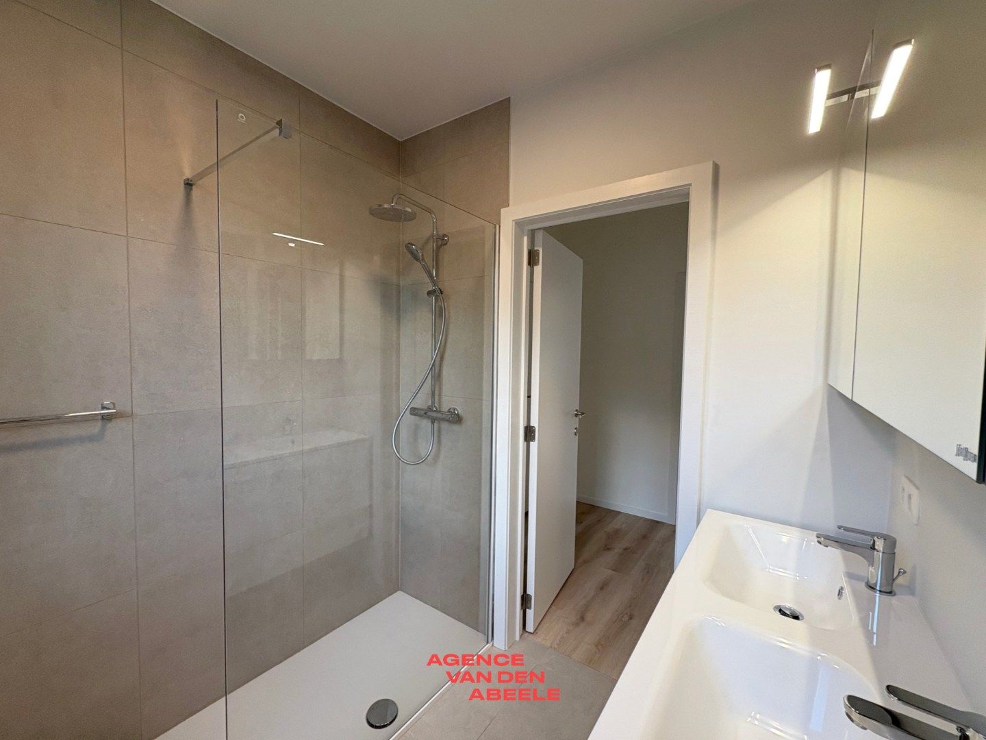 Volledig vernieuwd gelijksvloersappartement foto 5