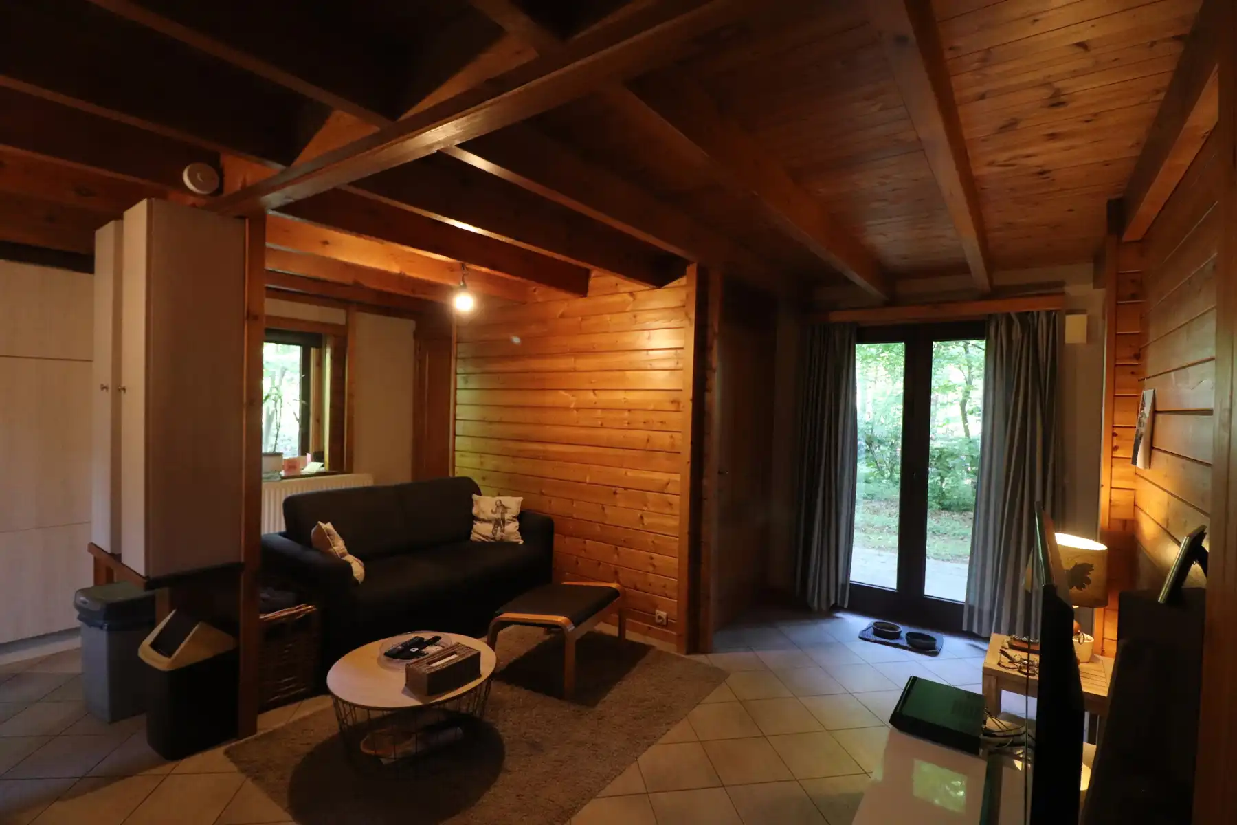 Een weekendverblijf met verdieping en met terras, carport en tuin. foto 4