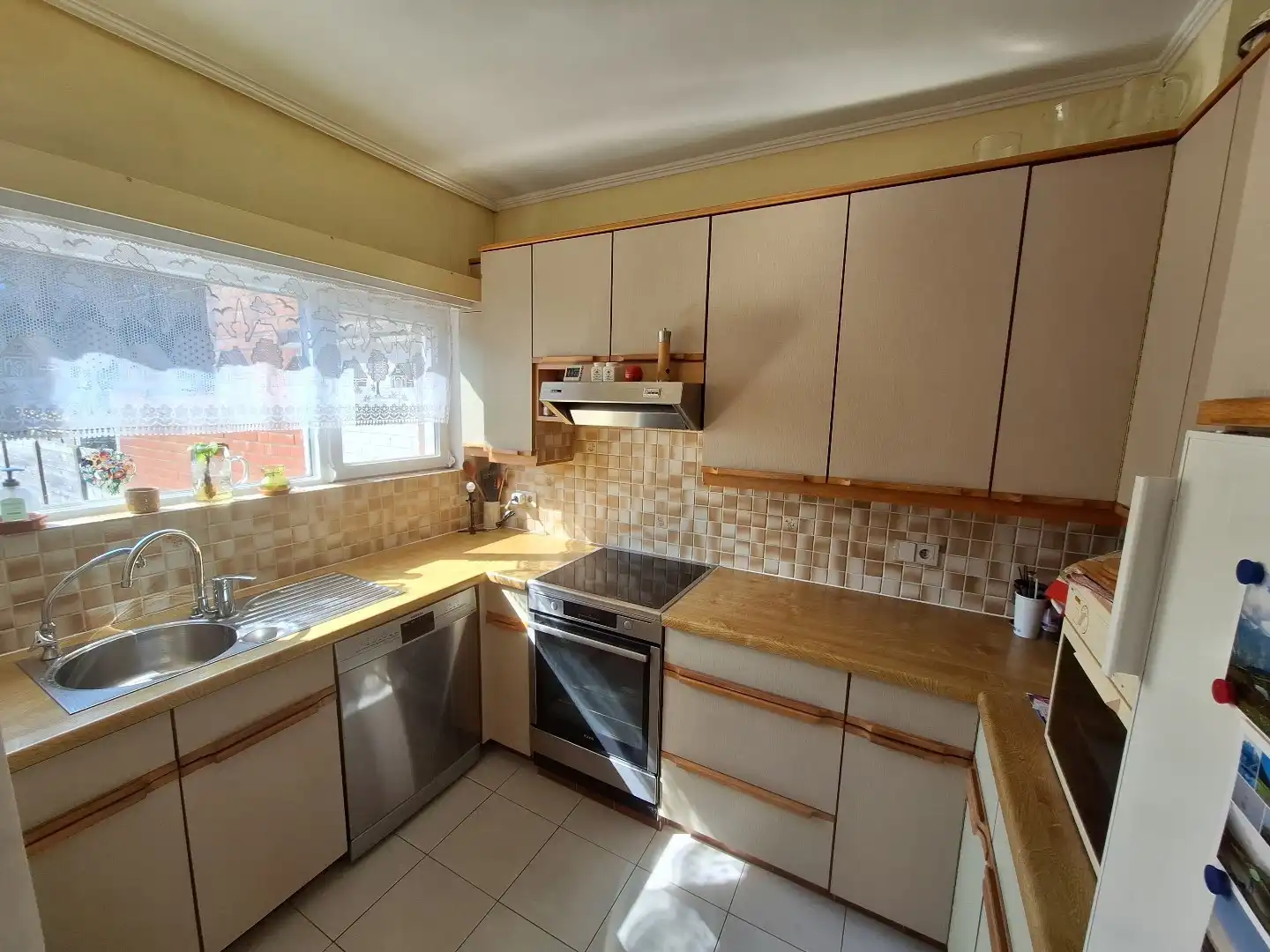 Goed onderhouden gezinswoning met garage en tuin foto 6