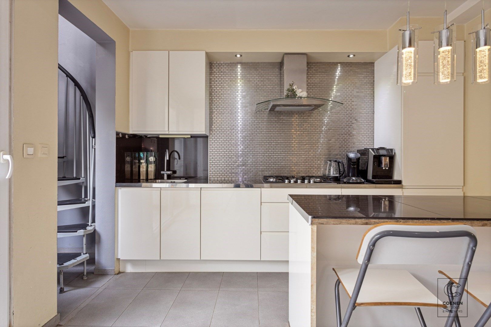 Ruime woning met 5 slpk's en een bew opp van 155 m² op zeer centrale ligging te Merksem foto 7