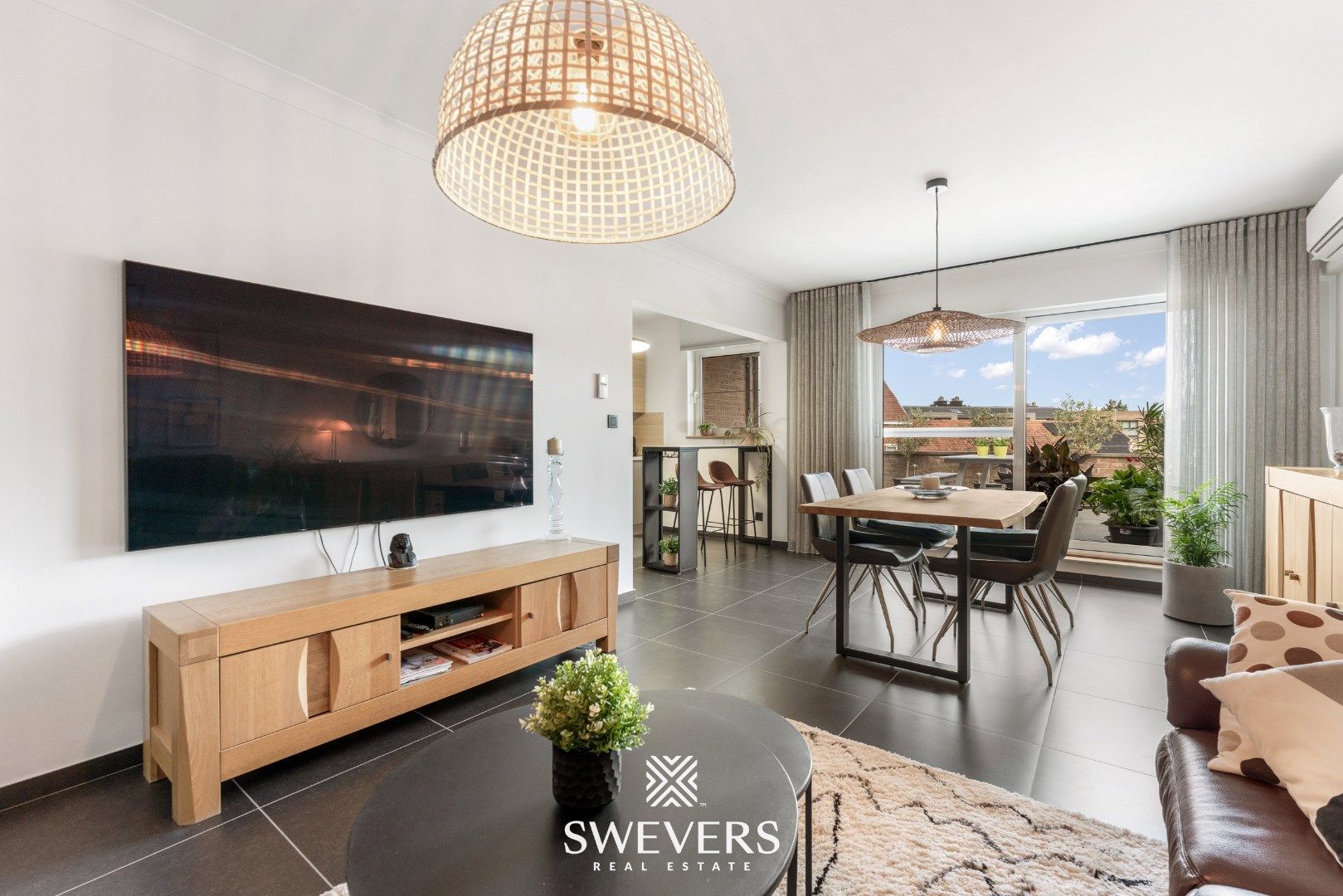 Comfortabel wonen met ruim Terras, 2 Slaapkamers, parkeerkelder & berging foto 2
