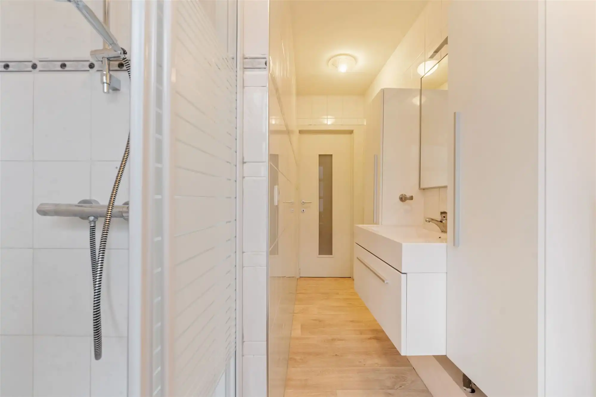 VERNIEUWD APPARTEMENT MET 2 SLAAPKAMERS PAL IN HET CENTRUM VAN BERINGEN foto 12