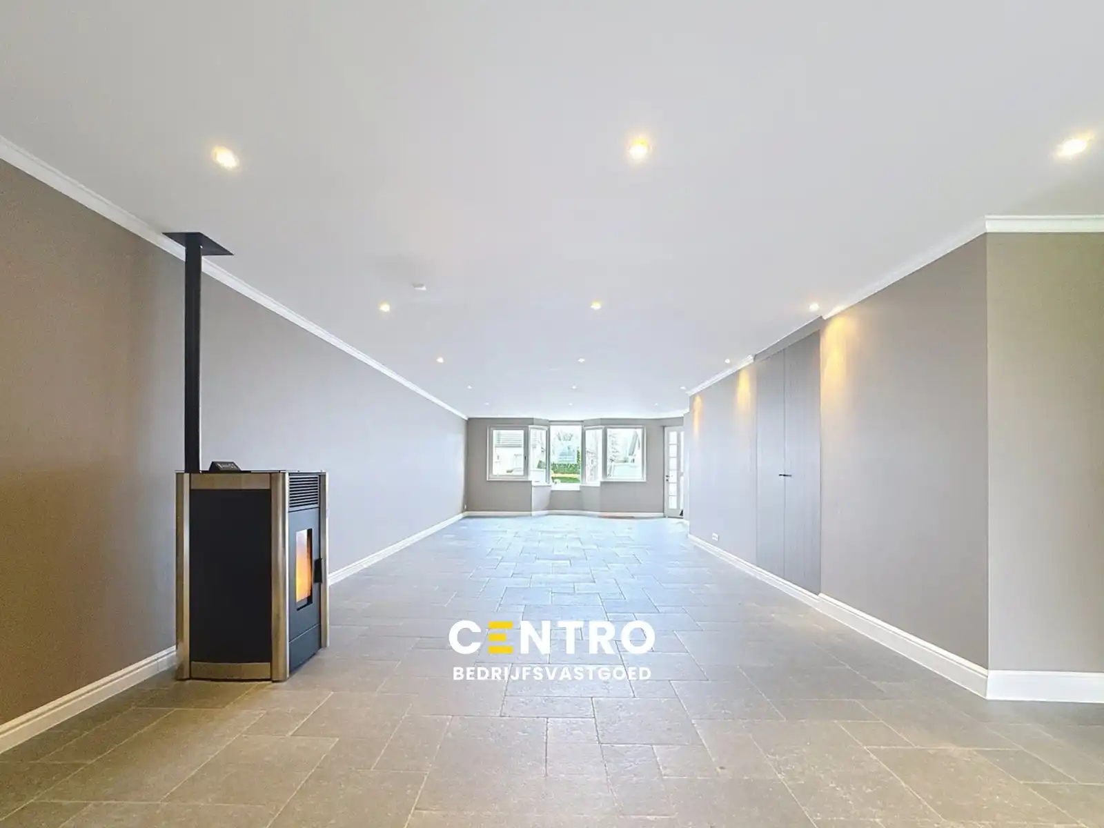 Prachtig gerenoveerde HANDELSRUIMTE / KANTOOR met TUIN langs een drukke verbindingsbaan (Gistel - Torhout, N33) te Ichtegem. foto {{pictureIndex}}