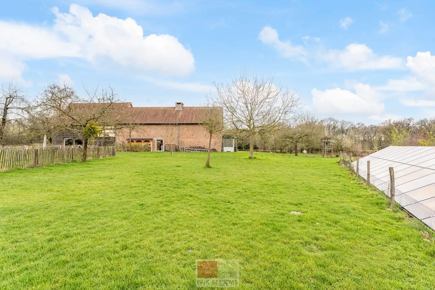 Een zeer karaktervol woonerf van maar liefst 3996 m² met bijzondere uitstraling, bestaande uit een prachtige hoofdwoning (voormalige schuur en stallen) en een charmant vakwerkhuis. foto 43