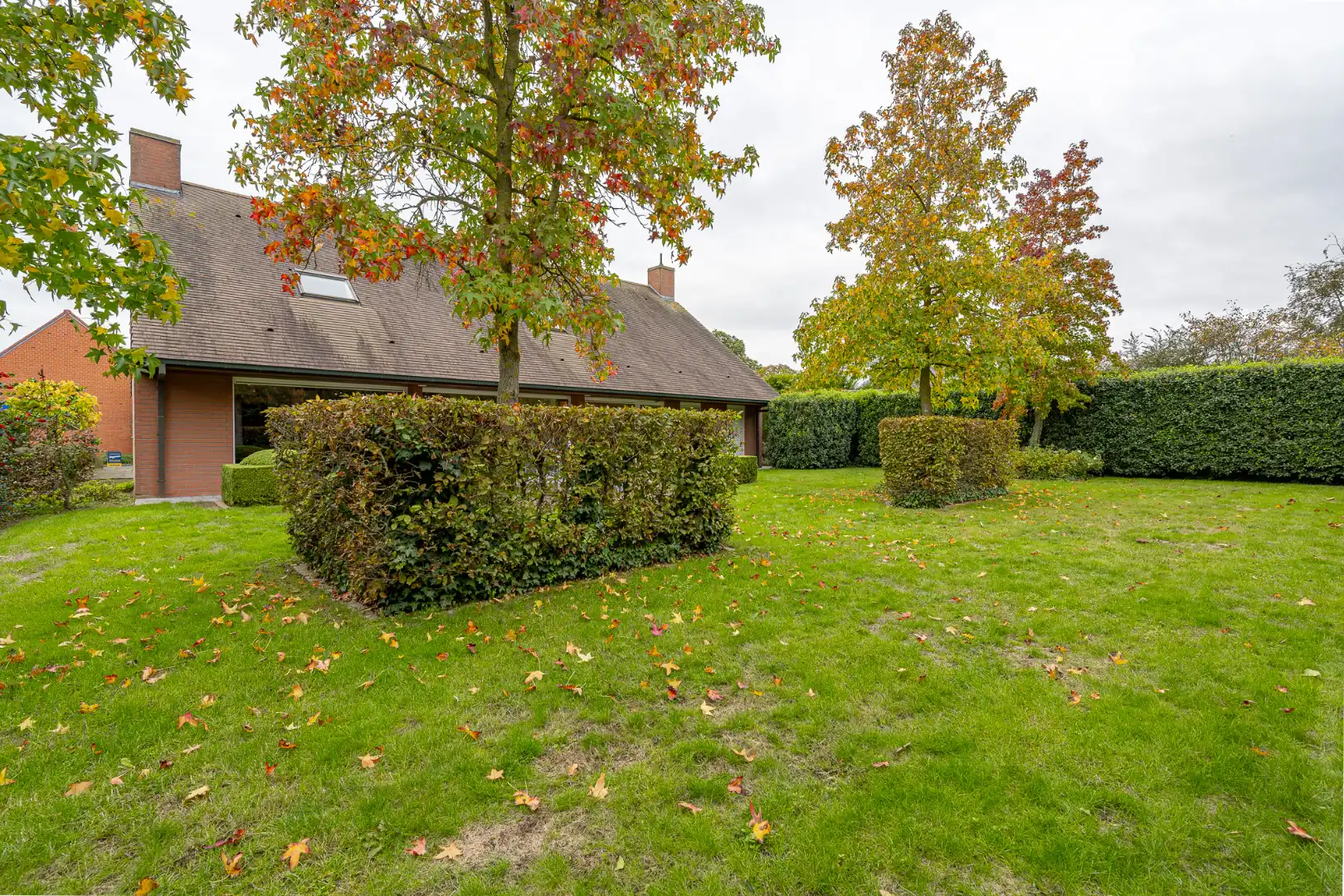 Ruime, instapklare villa met 4 slaapkamers, dubbele garage, burearuimte en aangelegde tuin op ideale ligging in Menen.  foto 23
