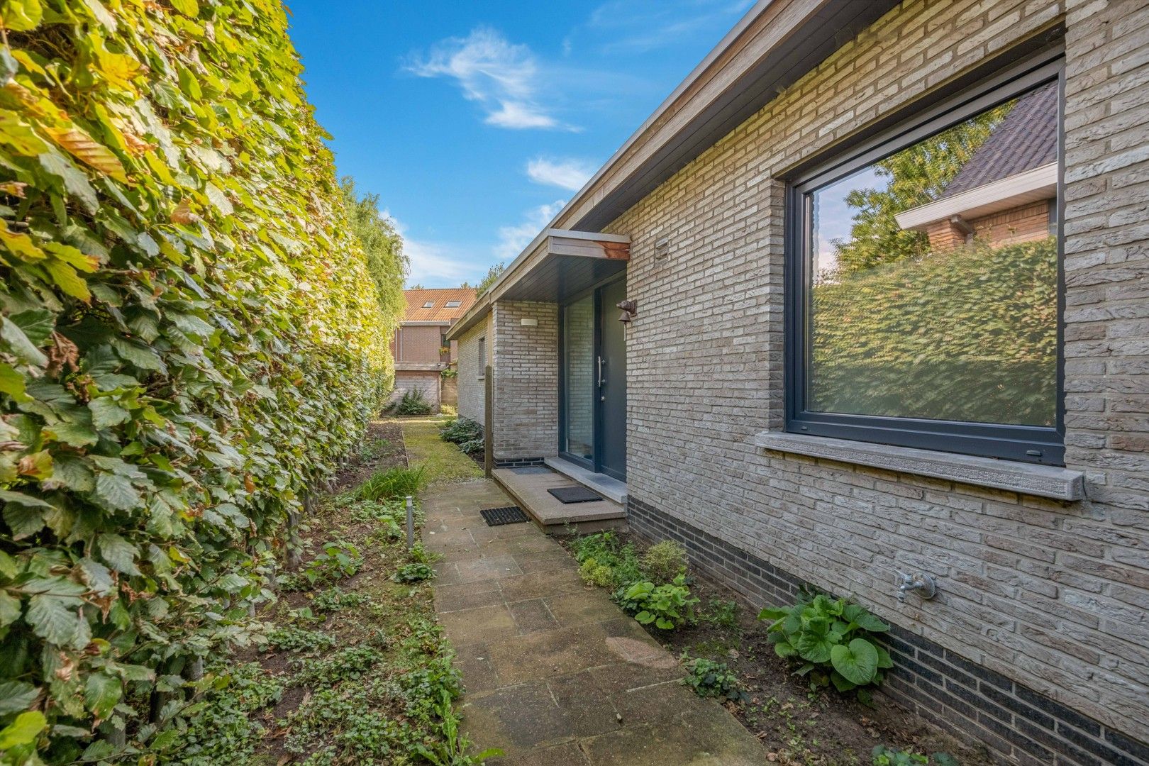 Instapklare bungalowvilla met zwembad en tijdloze architectuur. foto 22
