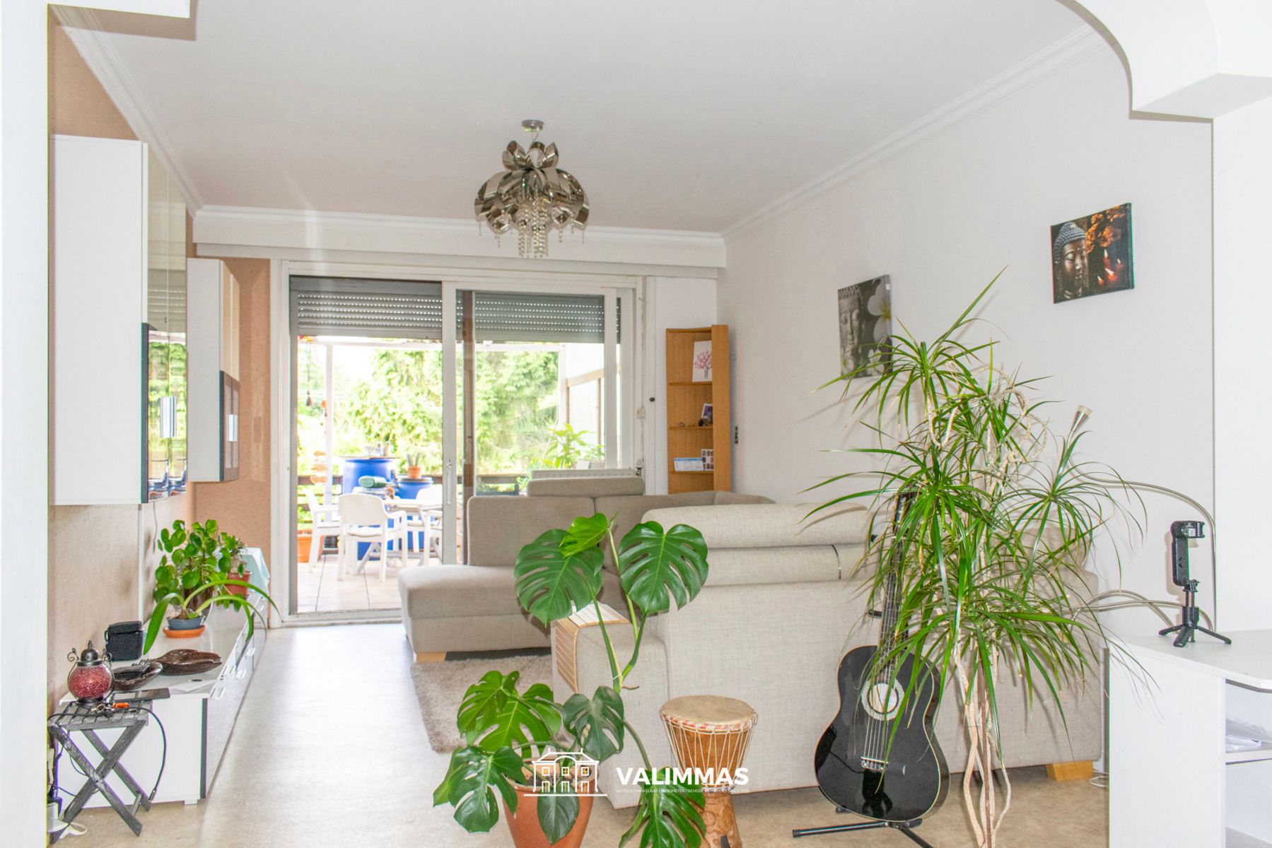 Een commercieel gelegen ruime handelswoning met mooie tuin foto 7