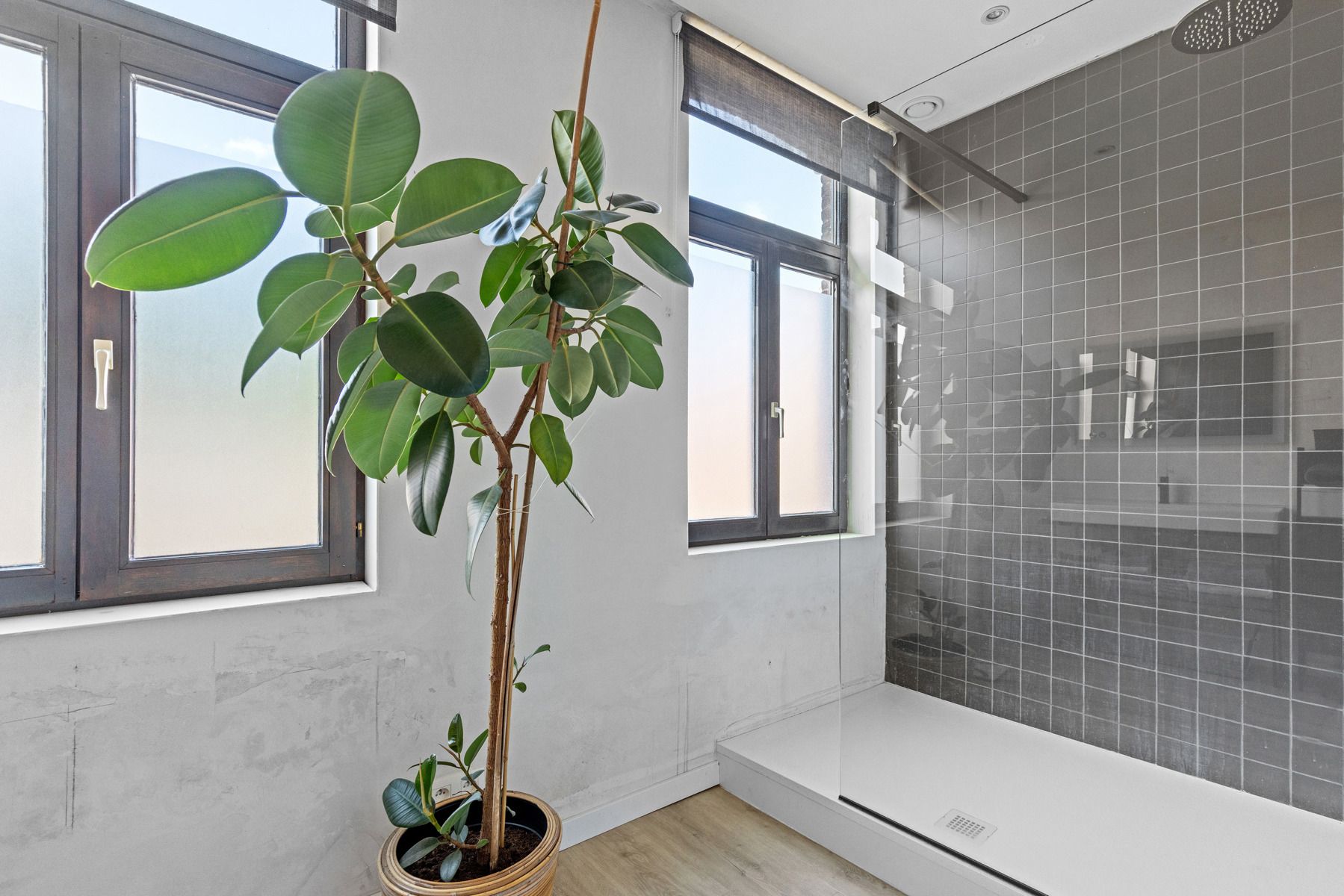 Lichtrijke, modern afgewerkte woning met grote tuin!  foto 15