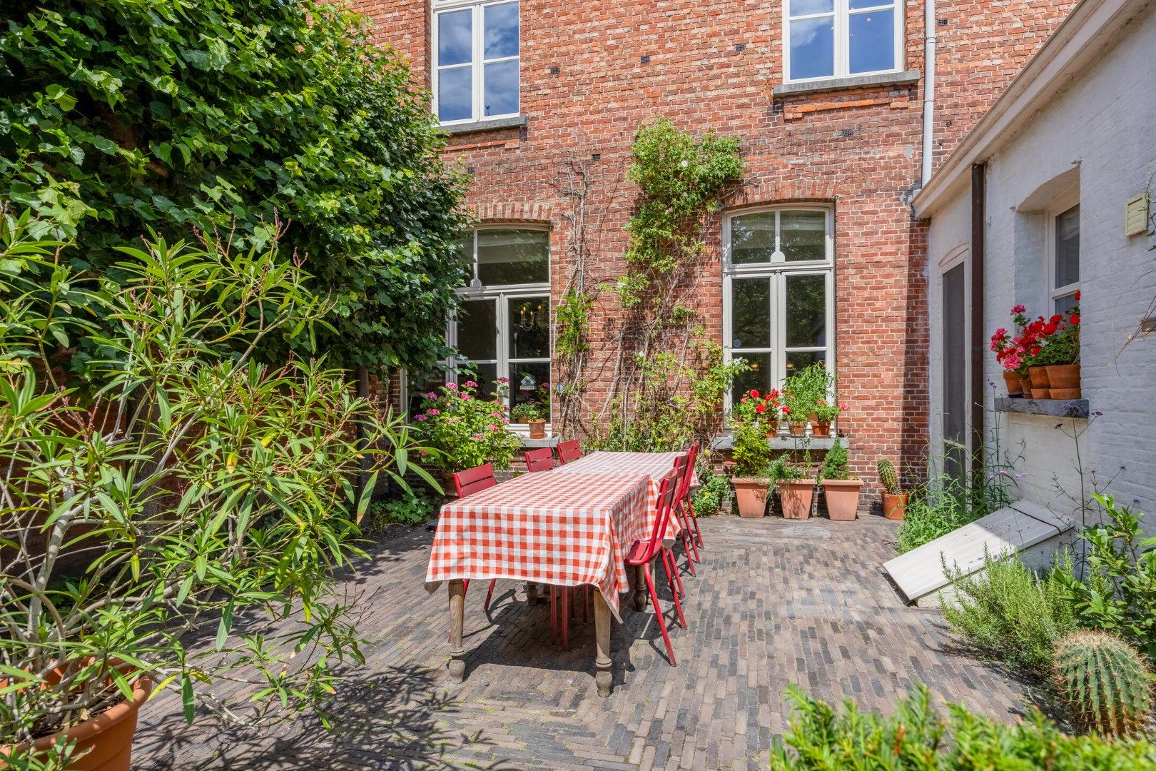 Instapklaar herenhuis met 4/5 slpks, centraal gelegen in Achterbos !  foto 33